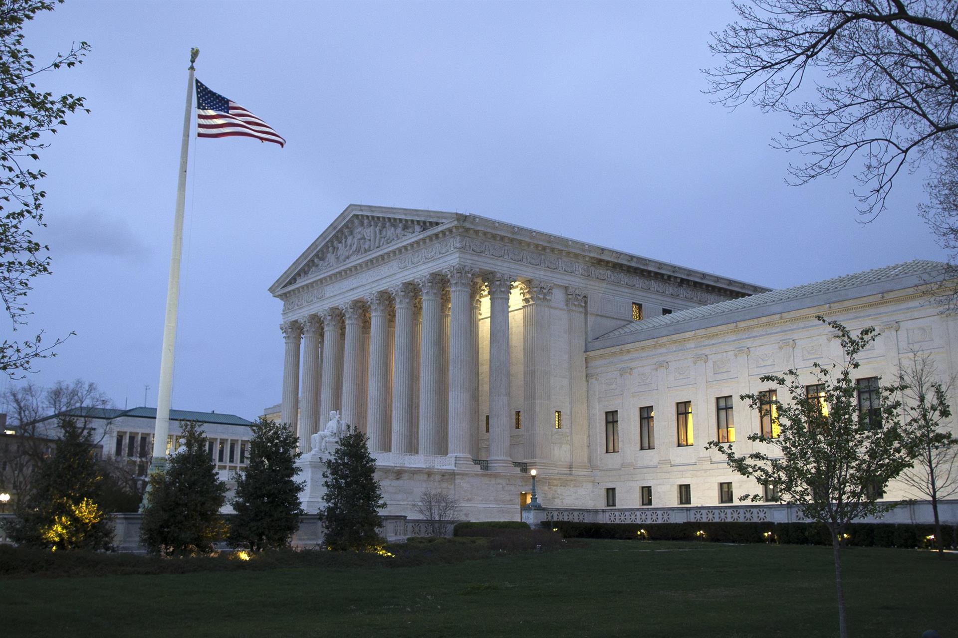 Fotografía de archivo de una vista del edificio del Tribunal Supremo estadounidense en Washington DC (Estados Unidos). EFE/Michael Reynolds
