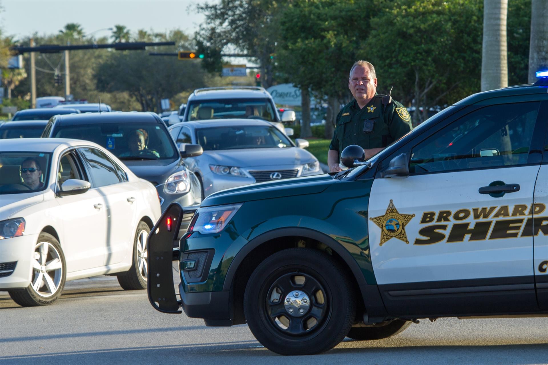 El ayudante del sheriff del Condado Broward monta guardia tras el tiroteo registrado en la escuela secundaria Marjory Stoneman Douglas de la ciudad de Parkland, en el sureste de Florida (Estados Unidos). Imagen de archivo. EFE/GIORGIO VIERA
