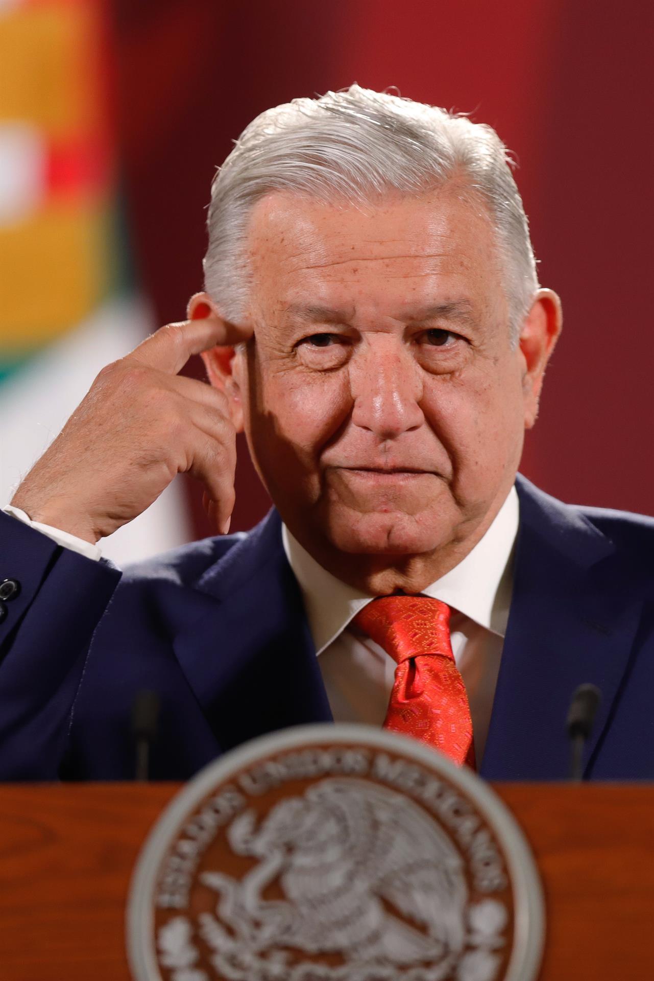 El presidente mexicano, Andrés Manuel López Obrador, habla durante su rueda de prensa matutina, hoy, en el Palacio Nacional de la Ciudad de México (México). EFE/ Isaac Esquivel
