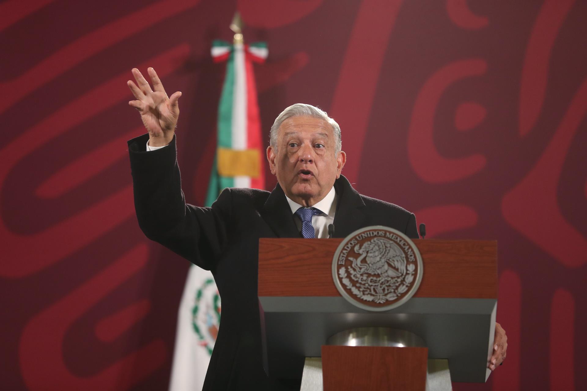 El Presidente de México, Andrés Manuel López Obrador, habla durante su conferencia matutina este viernes en Palacio Nacional, en Ciudad de México. EFE/Sáshenka Gutiérrez
