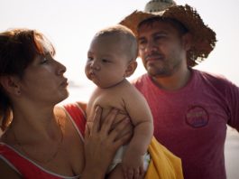 “Sansón y yo” expone la “dignidad” de un mexicano que cumple cadena perpetua Fotograma cedido por Grumpy Squared donde aparece Débora Andrade Maraveles como la madre, Miguel Andrade como el bebé Sansón y Ramón Gómez Mejía como el padre, durante una escena de la película "Sansón y yo" que se estrena el domingo durante este certamen cinematográfico de Nueva York. EFE/Alejandro Mejía/Grumpy Squared /SOLO USO EDITORIAL/NO VENTAS/SOLO DISPONIBLE PARA ILUSTRAR LA NOTICIA QUE ACOMPAÑA/CRÉDITO OBLIGATORIO