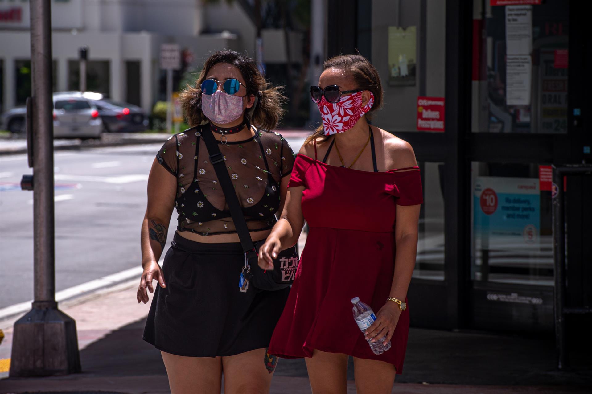 Imagen de archivo que muestra a dos mujeres en Miami Beach, Florida. EFE/Giorgio Viera
