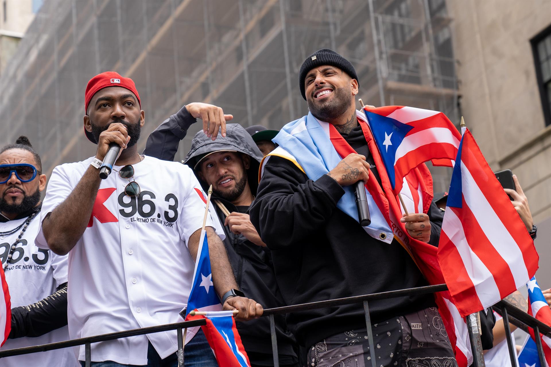 El cantante de origen puertorriqueño Nicky Jam (d) participa hoy domingo al Desfile del Día de Puerto Rico en Nueva York. EFE/Ángel Colmenares
