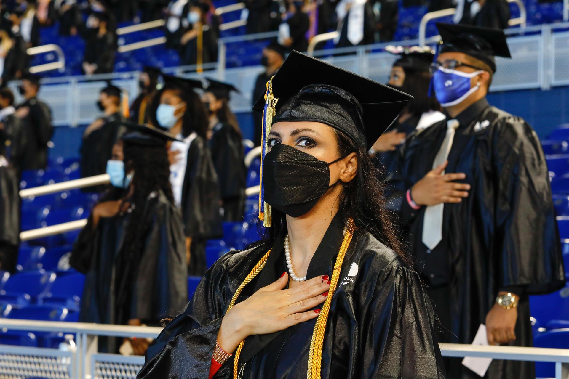 Imagen de archivo que muestra varios estudiantes durante su ceremonia de graduación. EFE/Giorgio Viera
