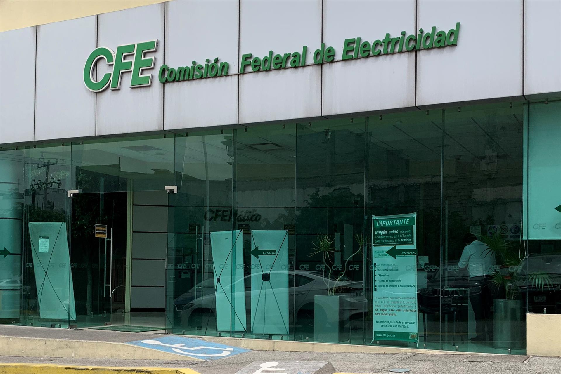Vista exterior de una sucursal de la Comisión Federal de Electricidad (CFE). Imagen de archivo. EFE/ José Pazos
