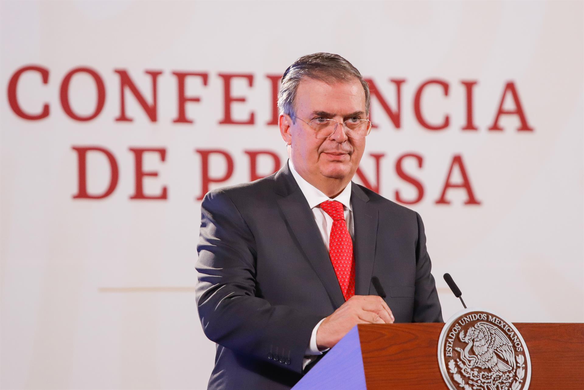 El secretario de Relaciones Exteriores de México, Marcelo Ebrard, habla durante una rueda de prensa en el Palacio Nacional, en Ciudad de México (México). EFE/ Isaac Esquivel
