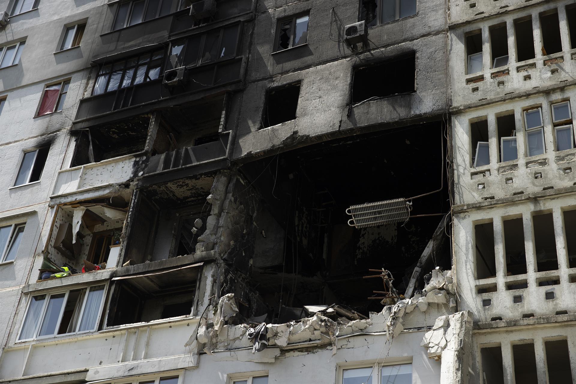 Fotografía de un edificio destruido por los ataques rusos en el barrio Saltivka, en las afueras de Járkov (Ucrania). Imagen de archivo. EFE/ Orlando Barría
