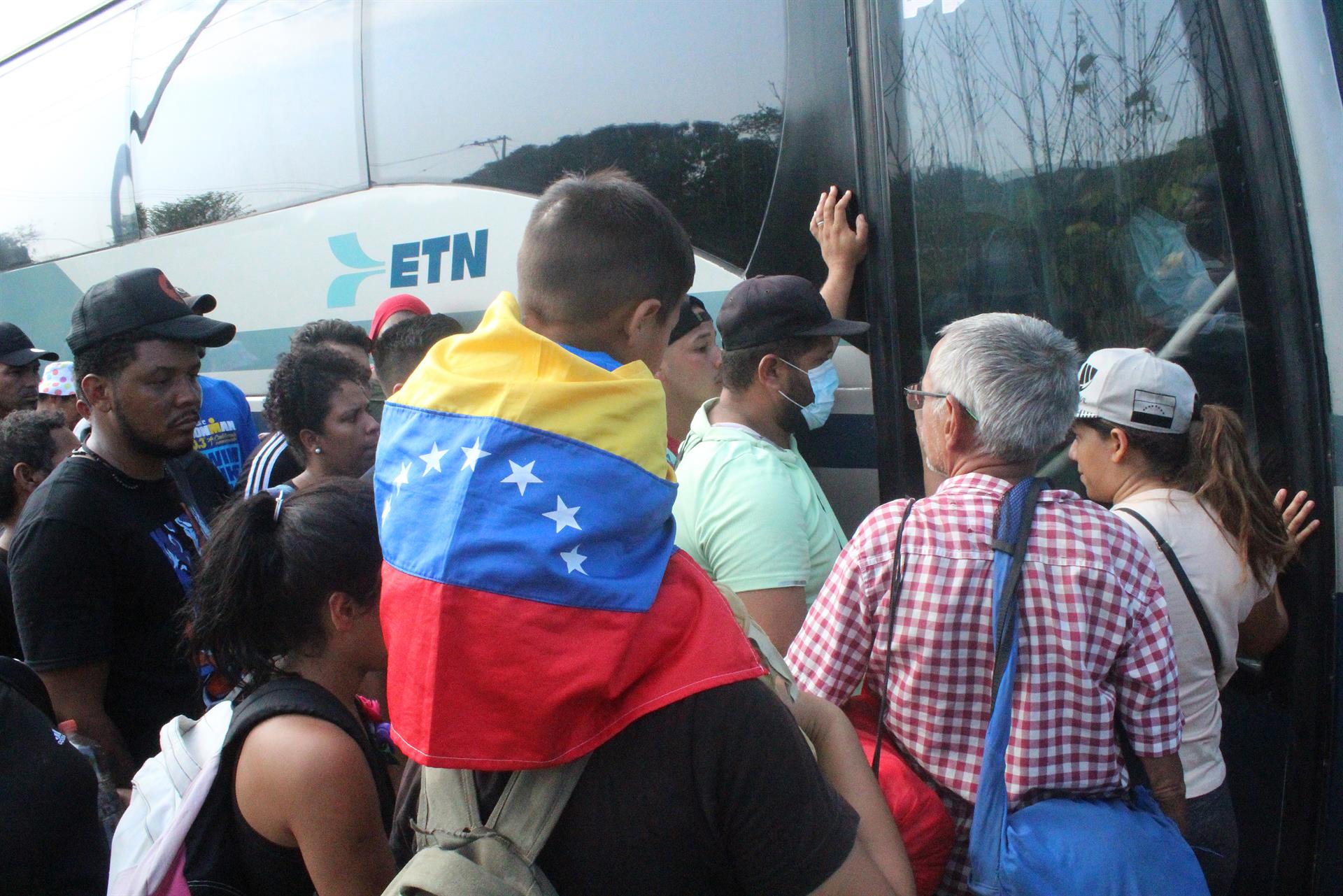 Migrantes de diferentes nacionalidades esperan tomar un autobús para ser regresados a la ciudad de Tapachula en Chiapas para resolver su situación migratoria en México. Imagen de archivo. EFE/Juan Manuel Blanco
