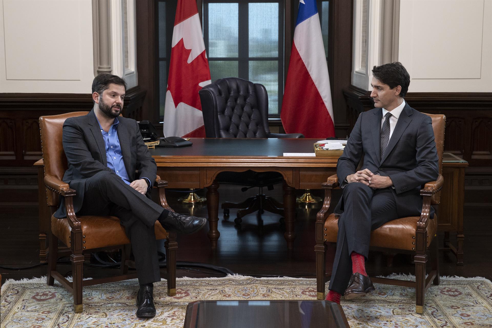 El presidente de Chile, Gabriel Boric (i), habla con su homólogo canadiense, Justin Trudeau, durante una reunión hoy, en Ottawa (Canadá). EFE/ Alberto Valdes
