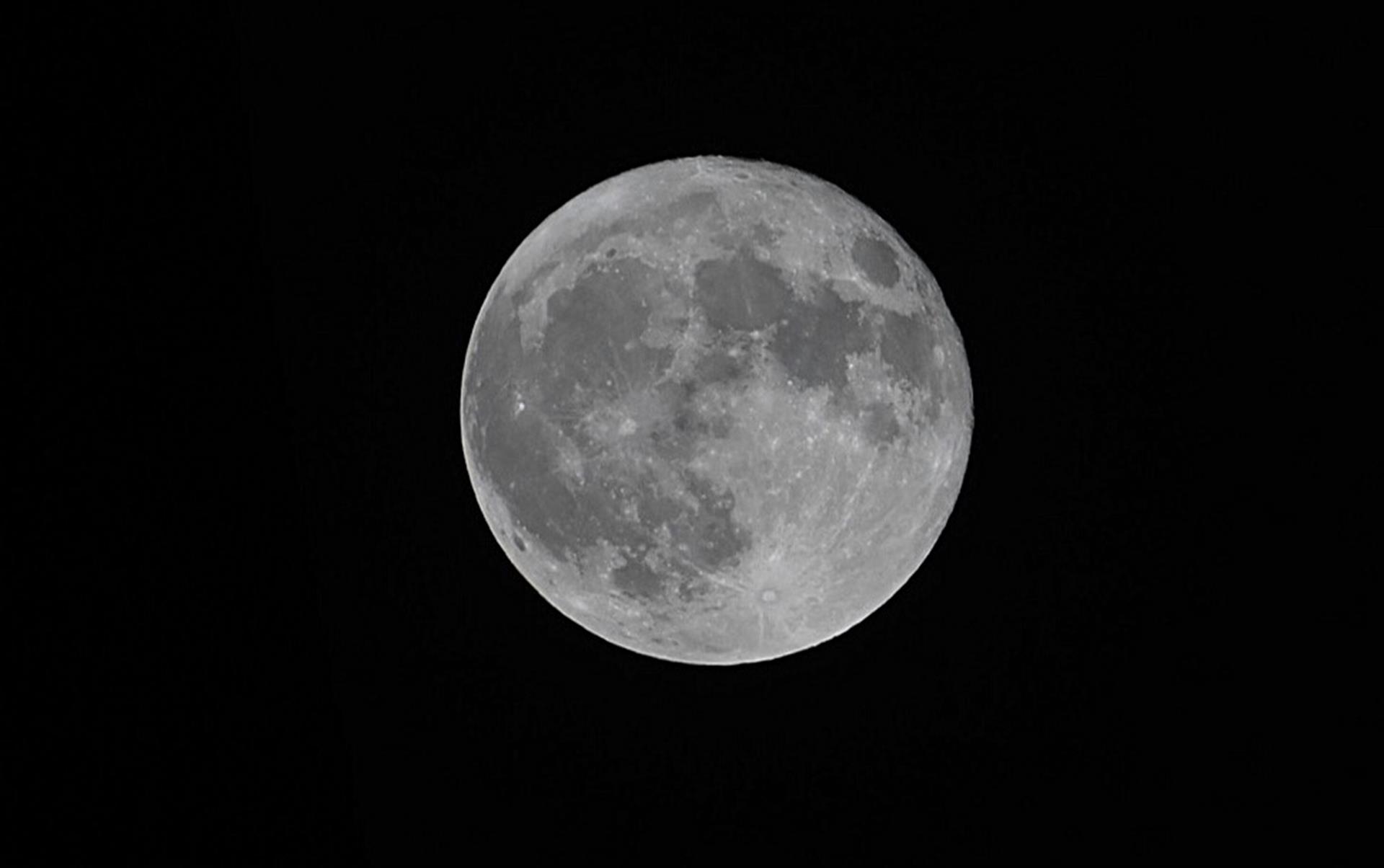Vista de la última luna llena de esta primavera, una superluna conocida como 