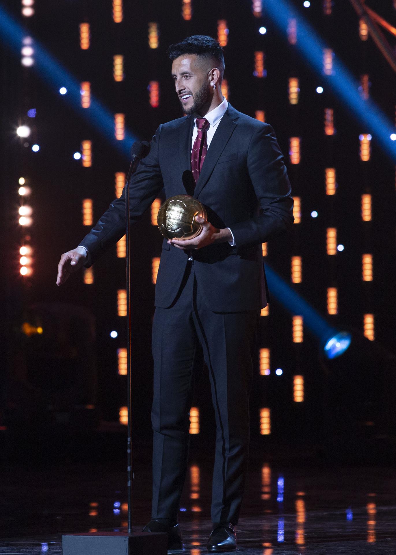 Camilo Vargas, del Atlas F.C., recibe el premio de Portero del Año durante la gala de entrega del Balón de Oro de la Temporada 2021-2022 de la LIGA BBVA MX celebrada el sábado 25 en el teatro Orpheum en Los Ángeles, California. EFE/Armando Arorizo
