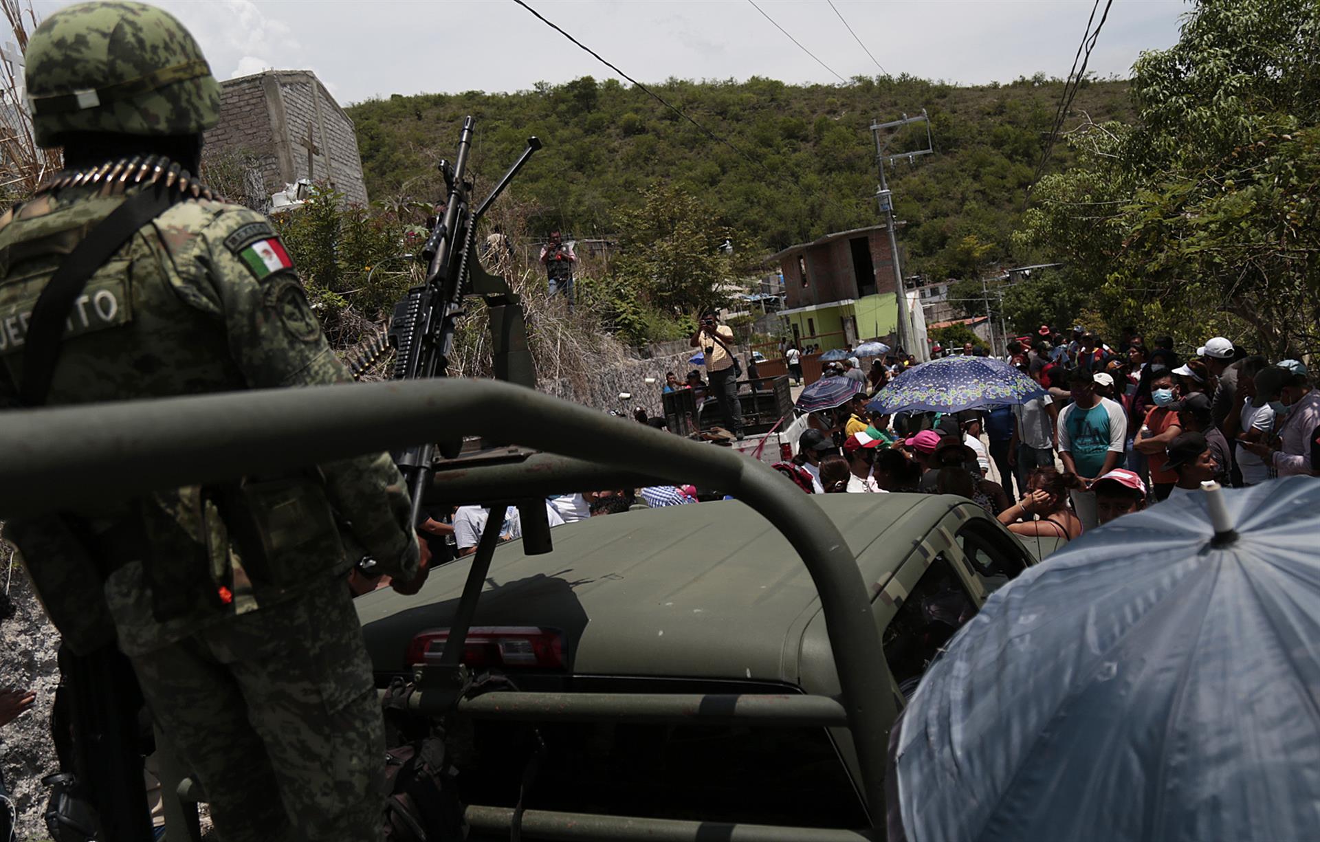 Pobladores retienen hoy a soldados del Ejército Mexicano durante una manifestación en la comunidad de Petaquillas, estado de Guerrero (México). EFE/Jose Luis de la Cruz
