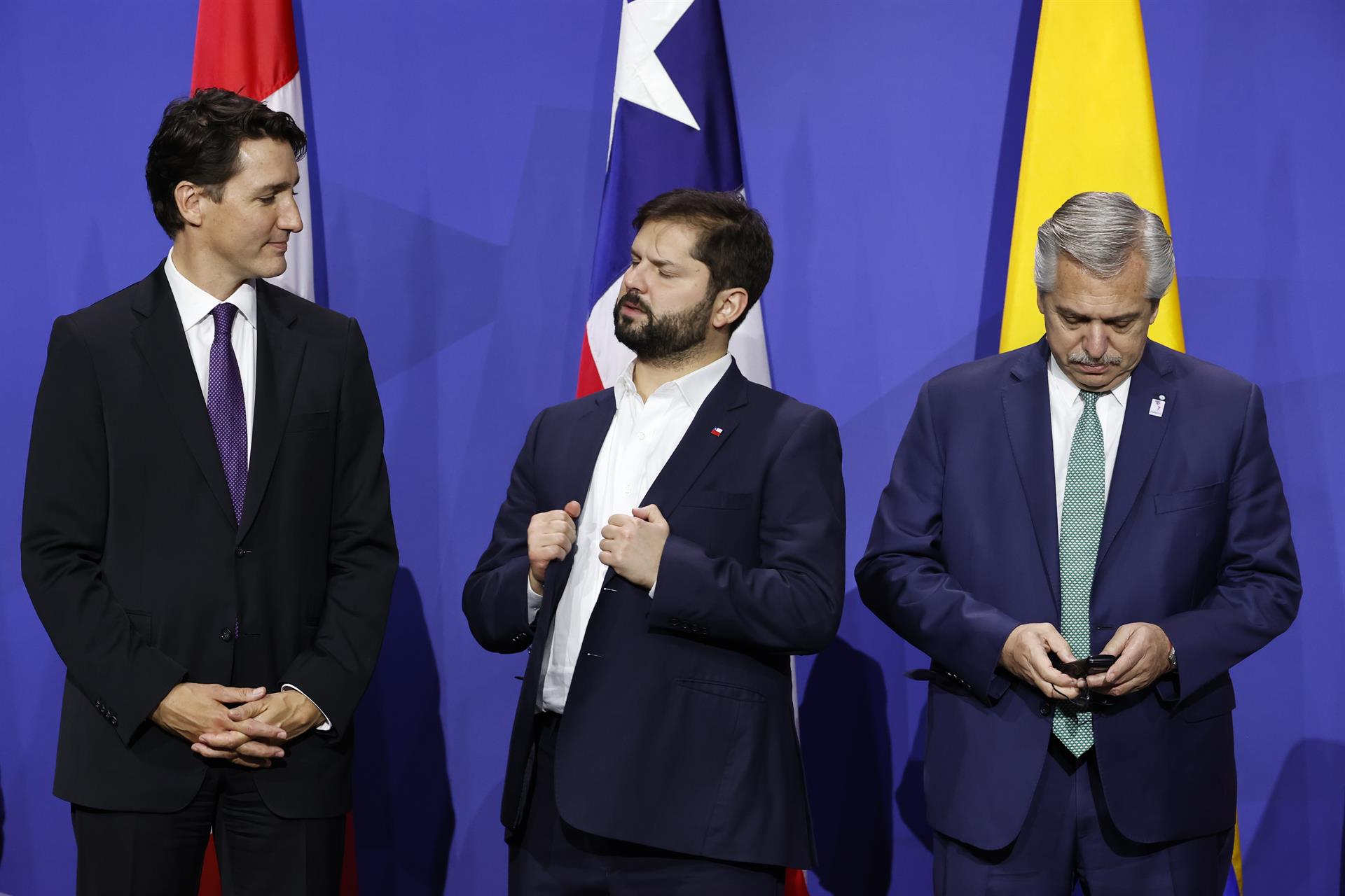El primer ministro de Canadá, Justin Trudeau (i), el presidente de Chile, Gabriel Boric (c), y el presidente de Argentina, Alberto Fernández (d), participan en la ceremonia de firma de la 