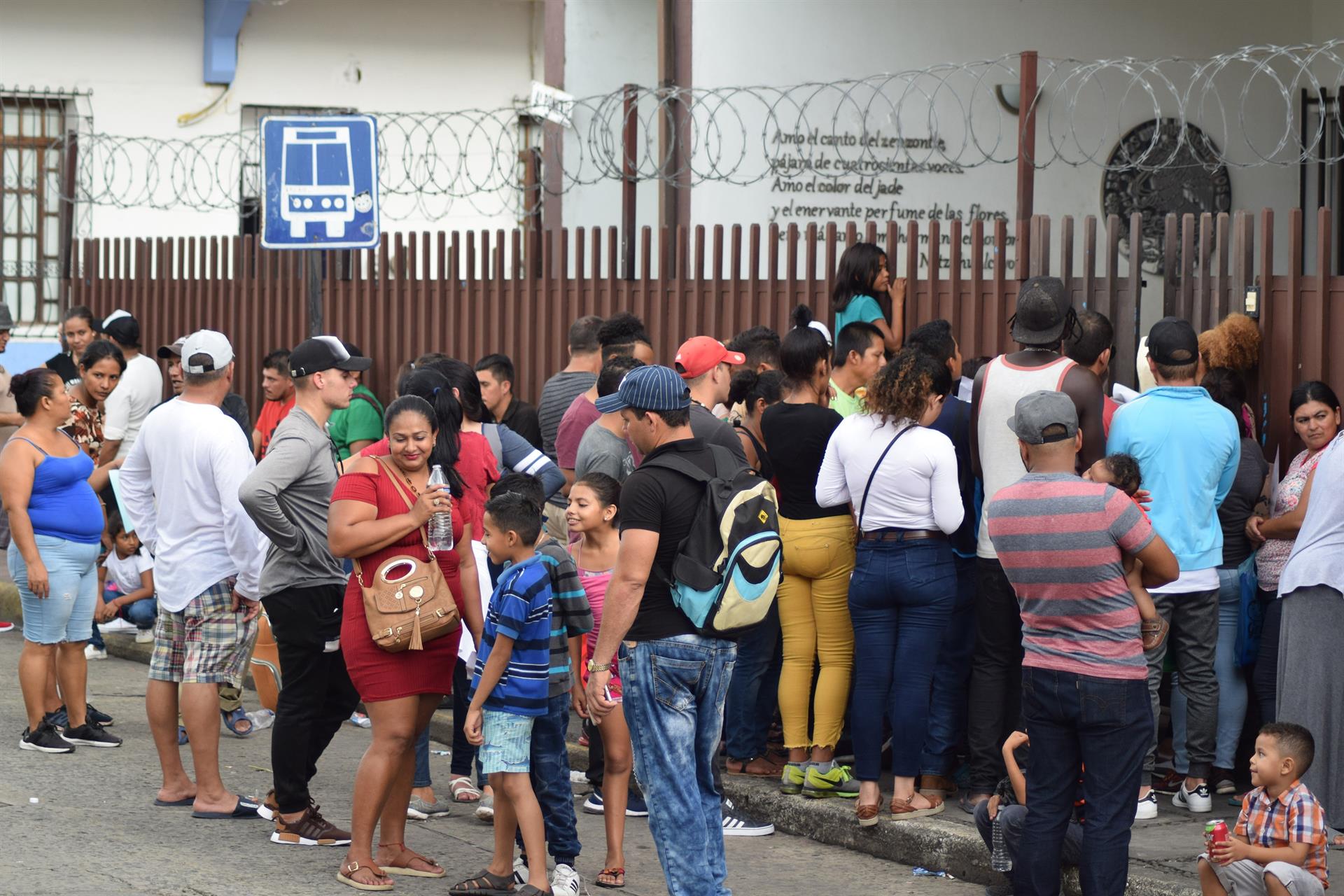 Fotografía de archivo de migrantes cubanos que se concentran a las afueras de la Comisión Mexicana de Ayuda a Refugiados (Comar) para solicitar refugio, en Tapachula, en el sur de Chiapas (México). EFE/José Torres
