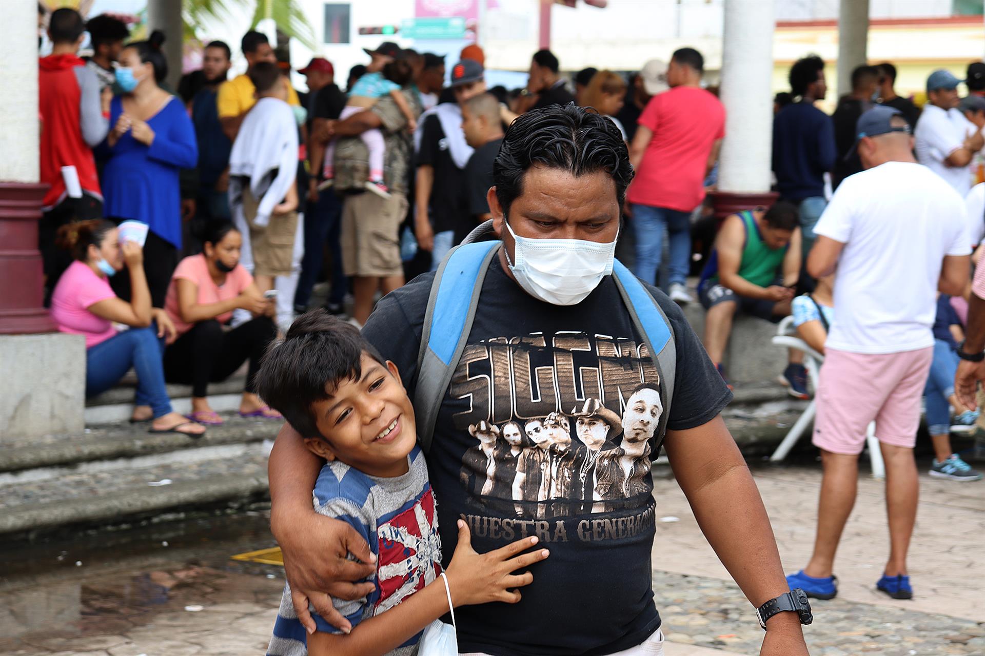 Un padre migrante en compañía de su hijo se reunieron para informarles de su salida a otros estados para resolver su situación migratoria, el 1 de junio de 2022 en la ciudad de Tapachula en Chiapas (México). EFE/Juan Manuel Blanco

