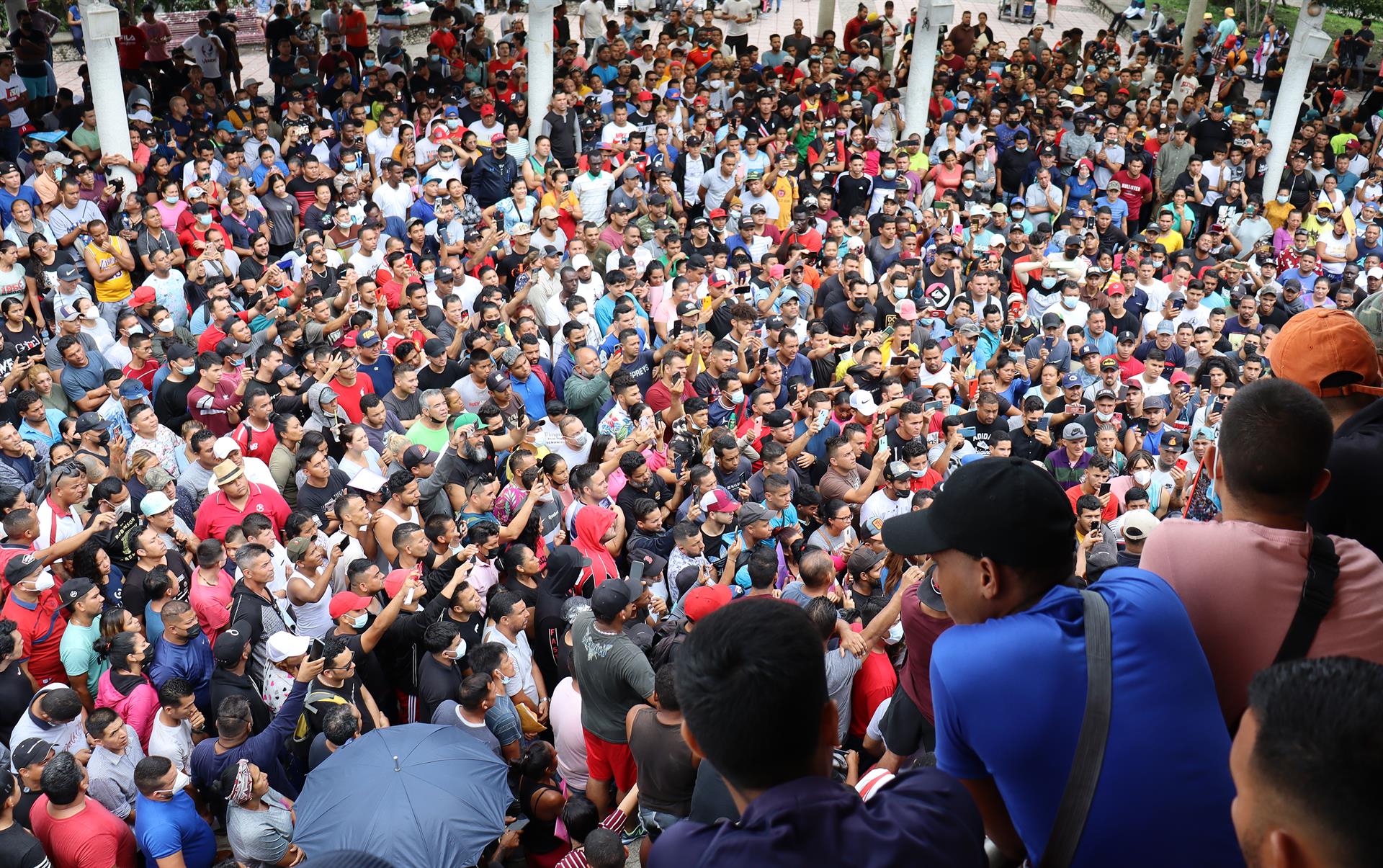 Migrantes centroamericanos se reunieron para informarles de su salida a otros estados para resolver su situación migratoria, este miércoles en la ciudad de Tapachula en Chiapas (México). EFE/Juan Manuel Blanco

