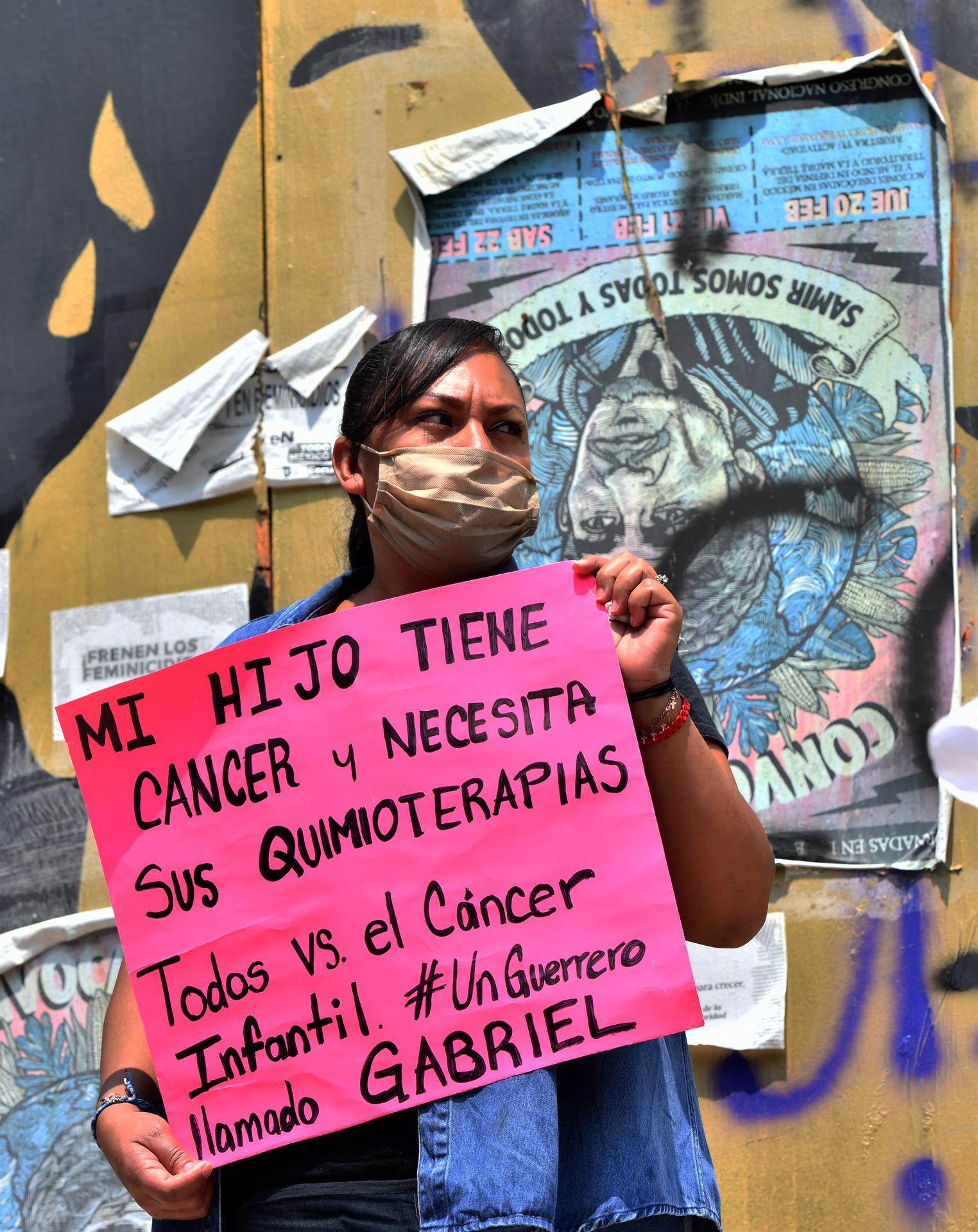 Fotografía de archivo fechada el 27 de mayo de 2020 que muestra a una madre durante una protesta de padres de familia de niños con cáncer por la falta de abastecimiento de medicamentos oncológicos en medio de la escasez de los primeros meses de la pandemia de coronavirus, en Ciudad de México (México). EFE/ Jorge Núñez
