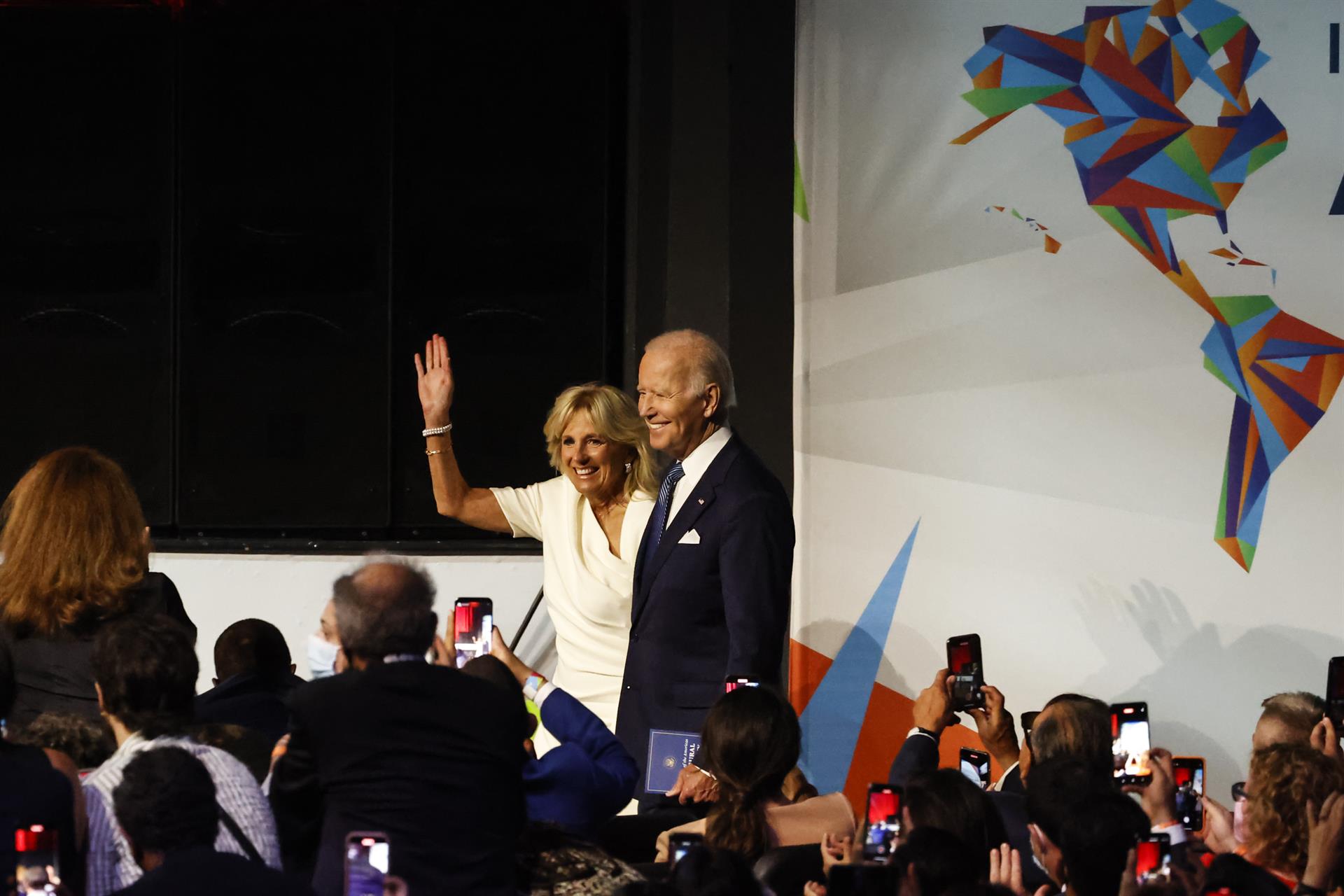 El presidente de Estados Unidos, Joe Biden, y su esposa la primera dama Jill Biden, saludan hoy durante un evento en la jornada inaugural de la IX Cumbre de las Américas, en Los Ángeles, California (EE.UU). EFE/ Alberto Valdés
