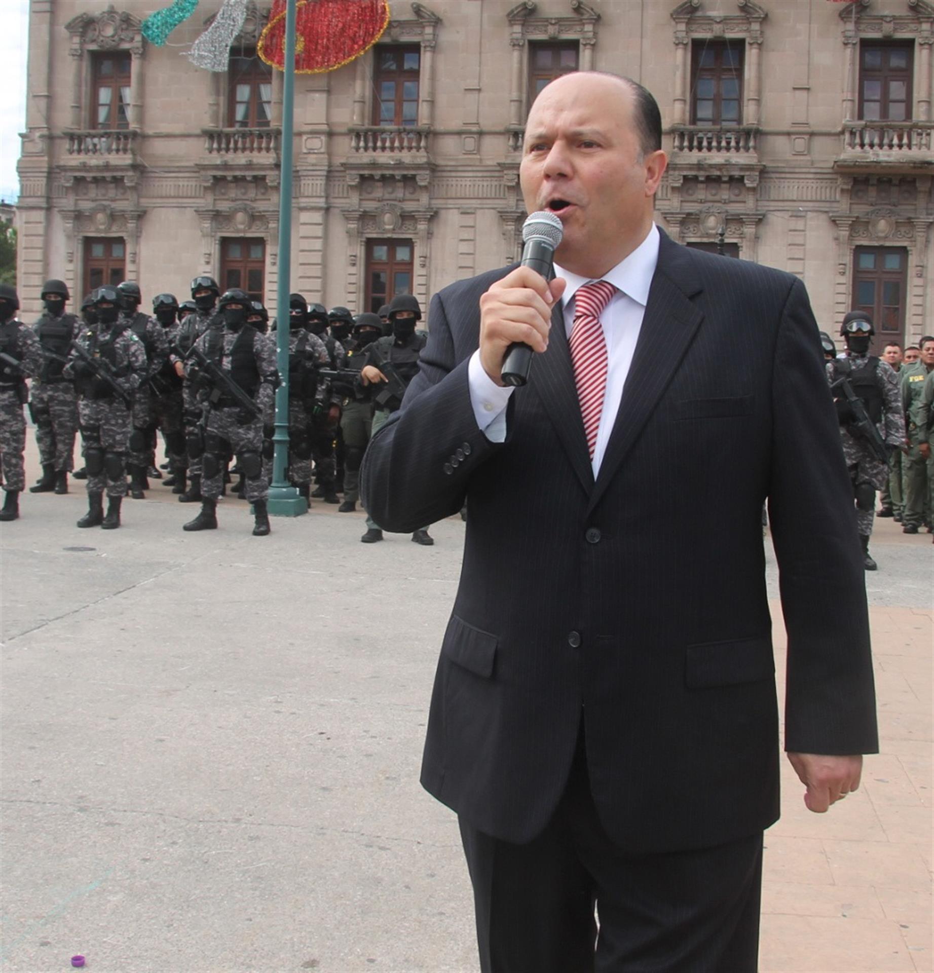 Fotografía de archivo del exgobernador César Duarte, durante su despedida con las fuerzas de seguridad del estado de Chihuahua (México). EFE/Jonathan Fernández
