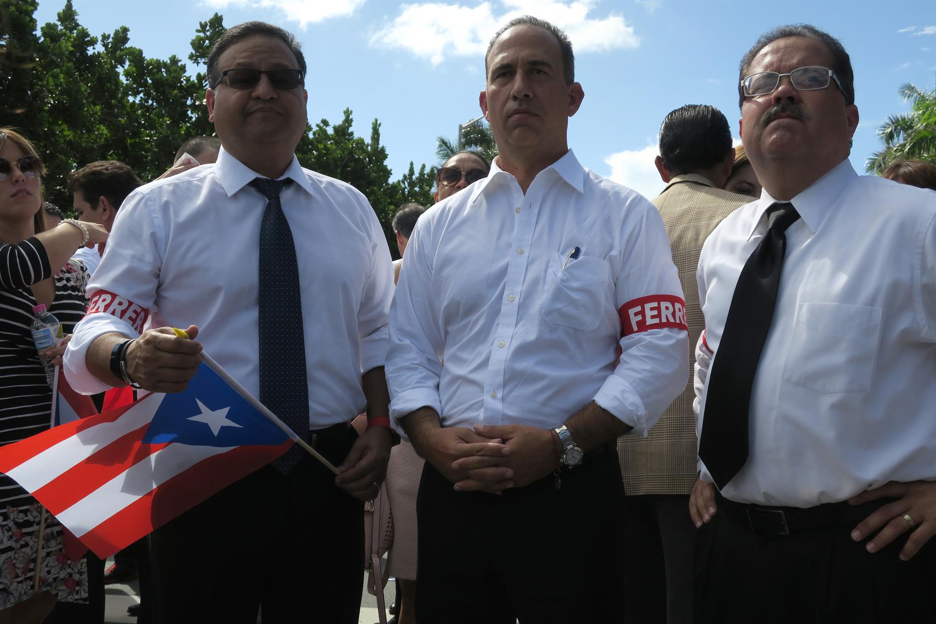 Fotografía de archivo donde aparecen William Miranda Torres (i), Eduardo Ferrer (c), y el legislador del PPD, José Luis Dalmau. EFE/Jorge Muñiz
