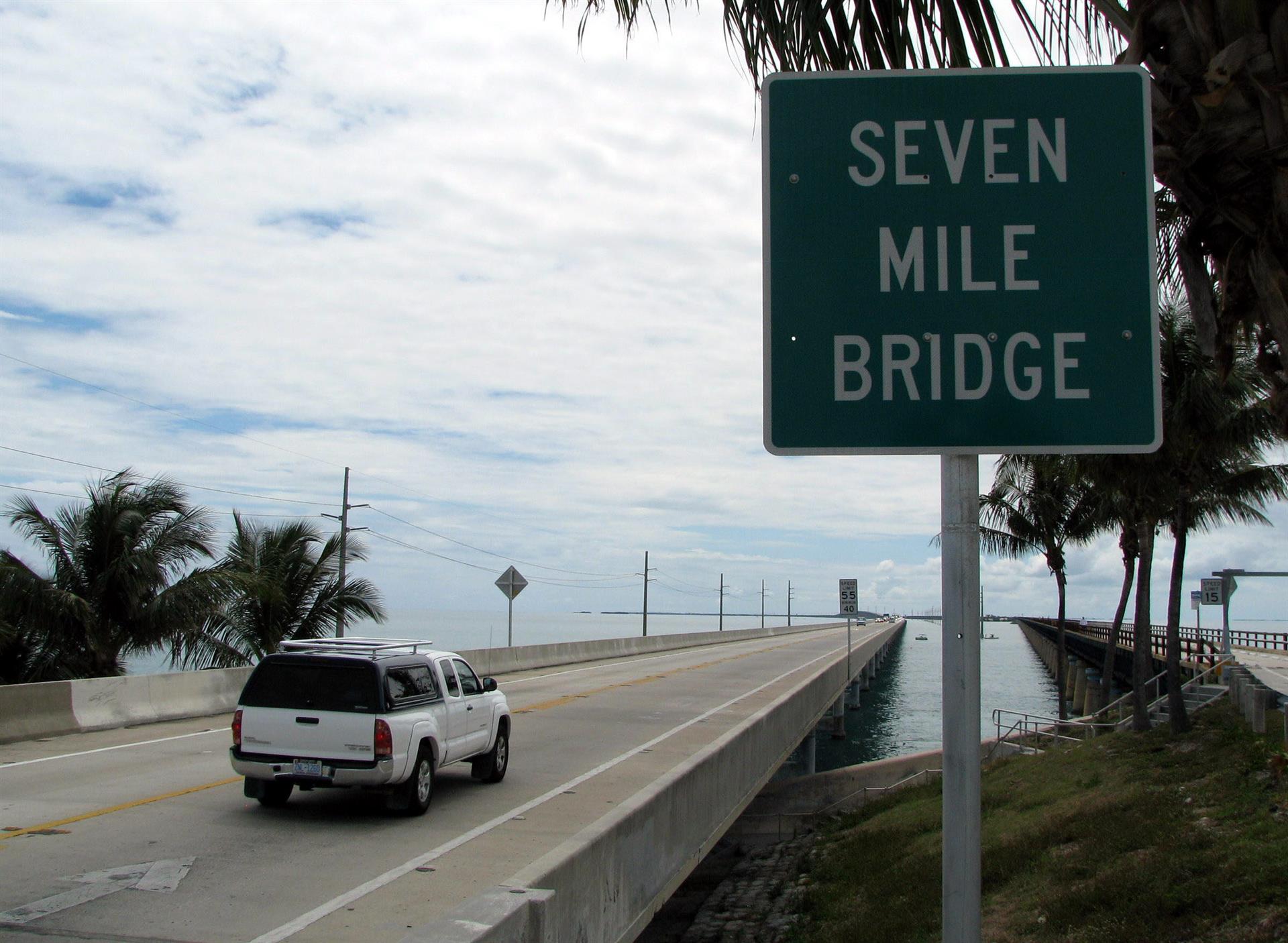 Fotografía de archivo en donde se observa un auto cruzando la entrada del puente de las Siete Millas en Cayo Hueso, Florida. EFE/Gastón de Cárdenas

