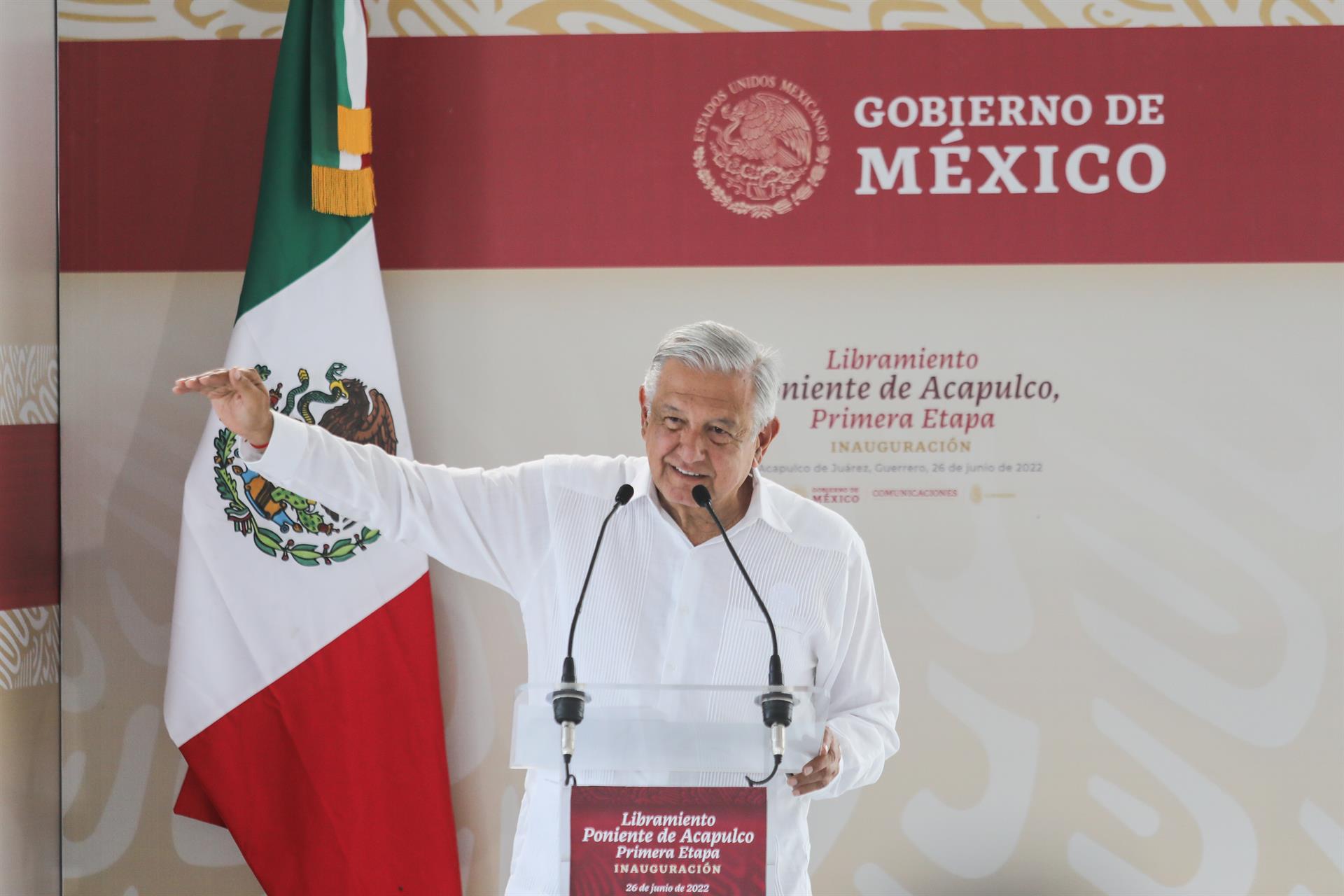 El presidente de México, Andrés Manuel López Obrador, habla hoy, durante un acto protocolario en el balneario de Acapulco en Guerrero (México). EFE/ David Guzmán
