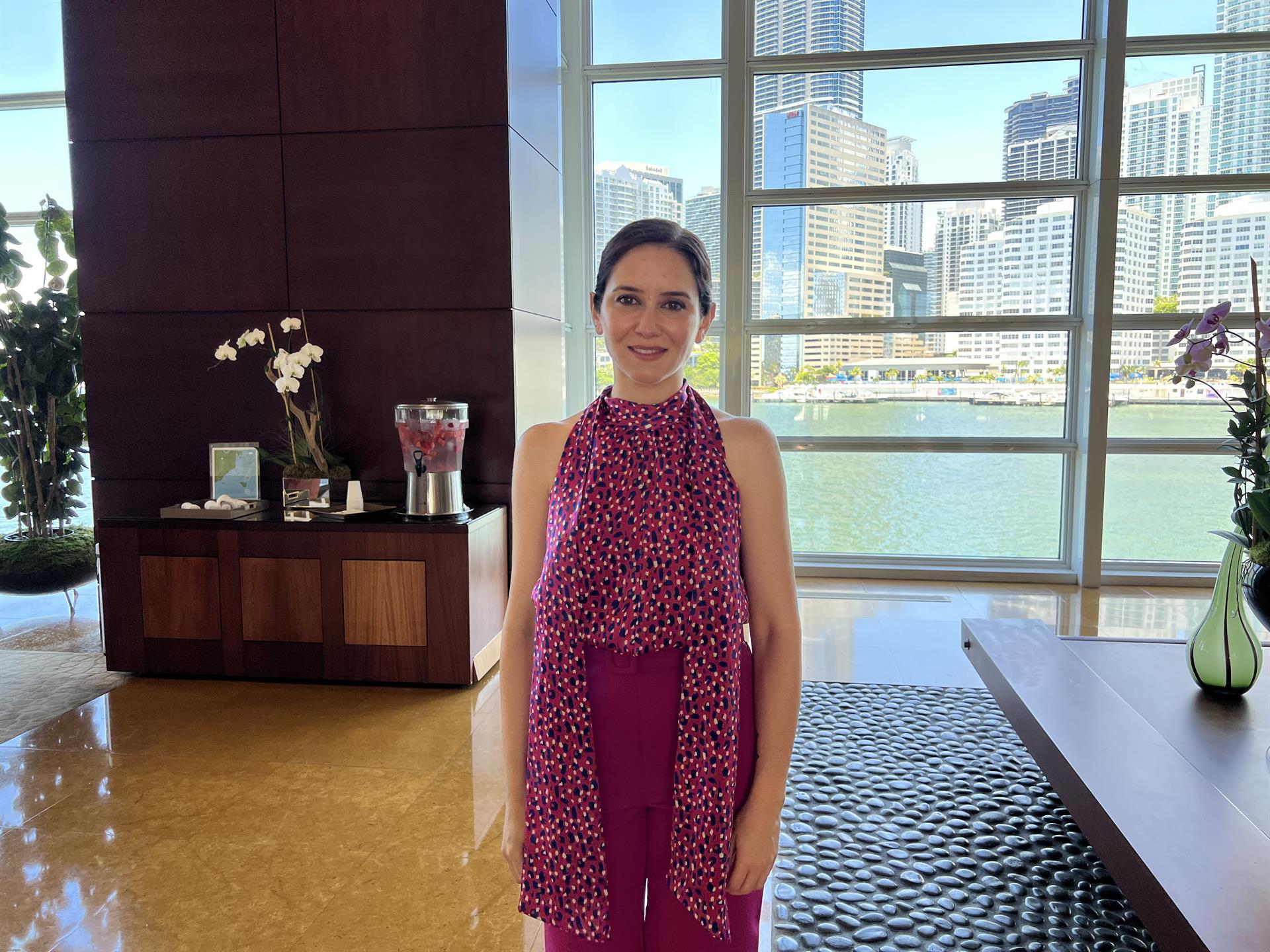 La presidenta de la Comunidad de Madrid, Isabel Díaz Ayuso, posa para Efe hoy en Miami, Florida (EE. UU). EFE/Ana Mengotti
