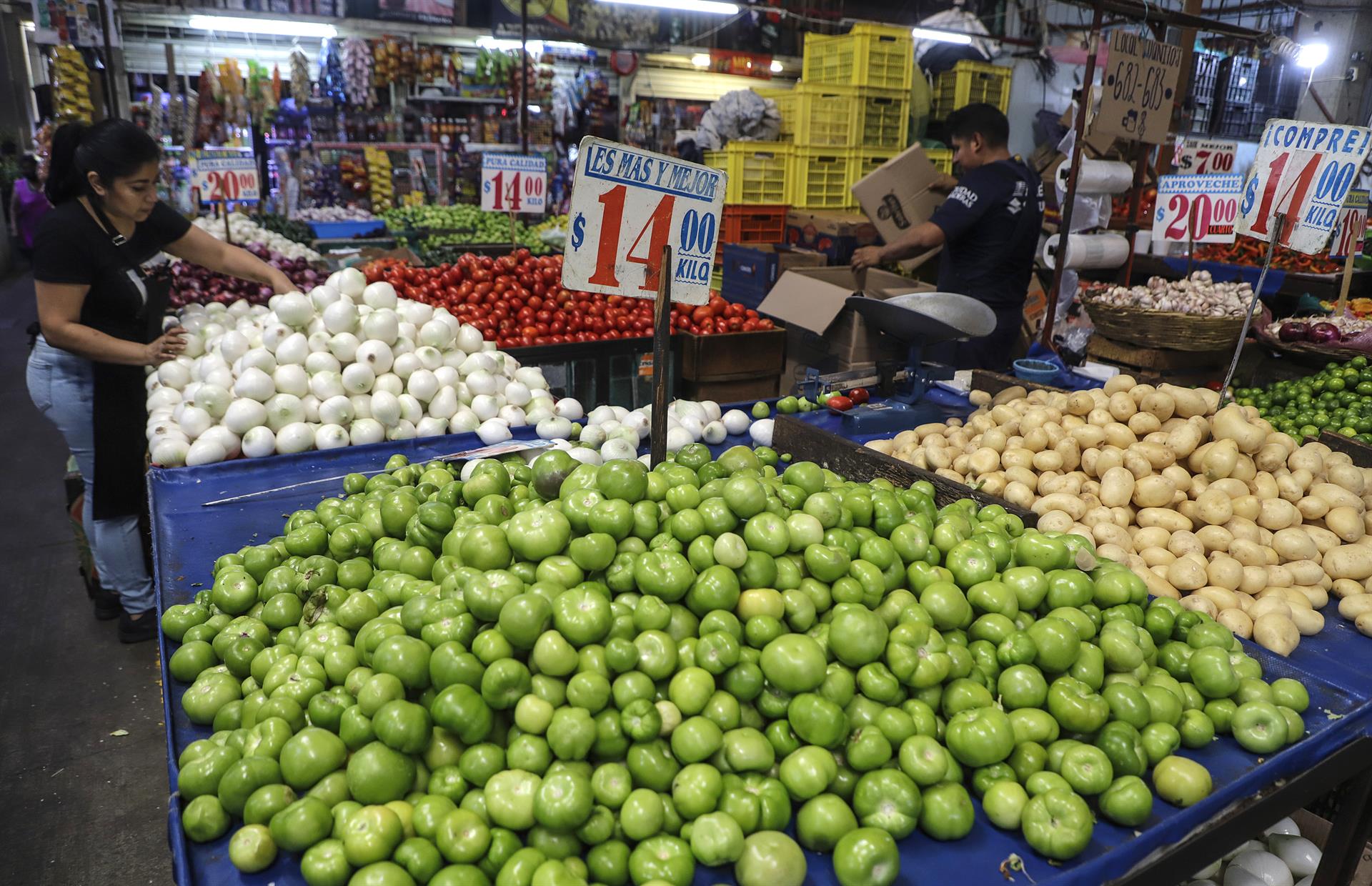 Fotografía de archivo fechada el 4 de mayo de 2022 que muestra comerciantes mientras ofrecen sus productos en el Mercado Jamaica, en la Ciudad de México (México). EFE/Isaac Esquivel
