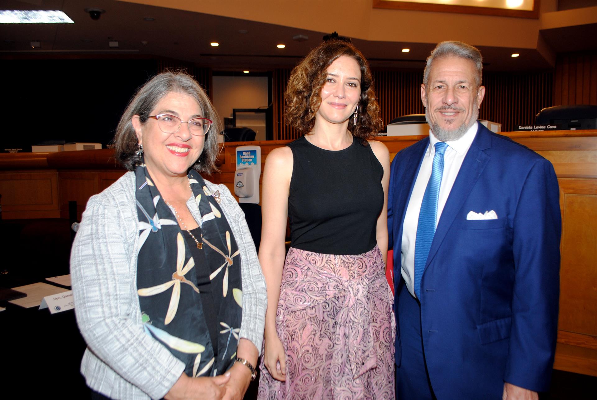La presidenta de la comunidad de Madrid, Isabel Díaz Ayuso (c), la alcaldesa del condado de Miami-Dade, Daniella Levine-Cava (i), y el comisionado José 