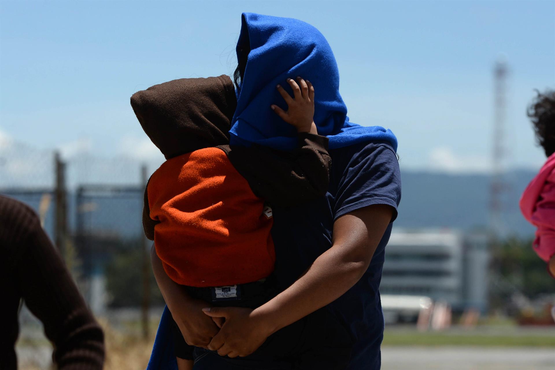 Imagen de archivo que muestra una mujer y su hijo siendo deportados de EE.UU. EFE/Esteban Biba
