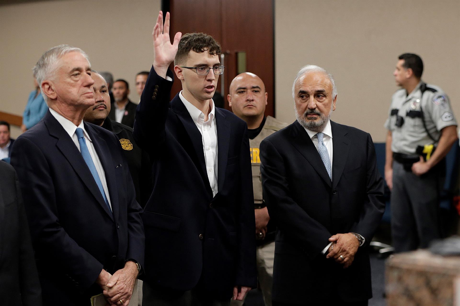 Patrick Crusius (c), presunto tirador de la masacre del centro comercial Walmart comparece ante el tribunal de la ciudad de El Paso (EE.UU.). Imagen de archivo. EFE/ Luis Torres
