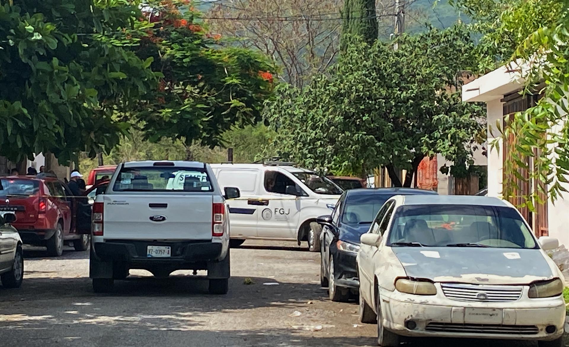 Miembros del Ejercito Mexicano y fiscalía del estado resguardan la zona donde fue asesinado el periodista Antonio de la Cruz, en ciudad Victoria en Tamaulipas (México). EFE/Alfredo Peña

