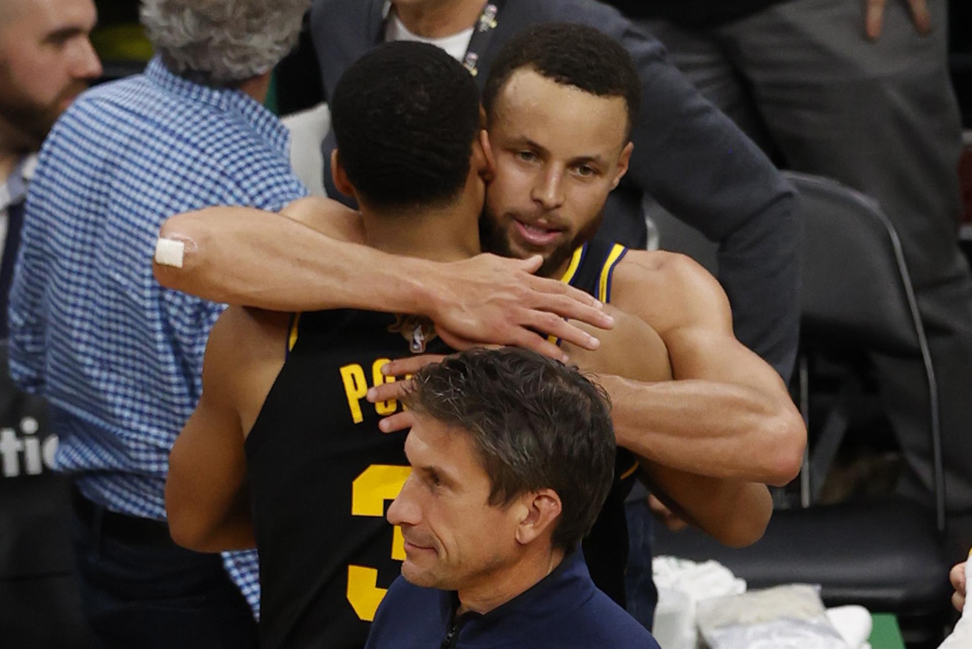 El base de los Golden State Warriors Stephen Curry (D), le da un abrazo a su compañeroJordan Poole (I), en una fotografía de archivo. EFE/EPA/CJ Gunther
