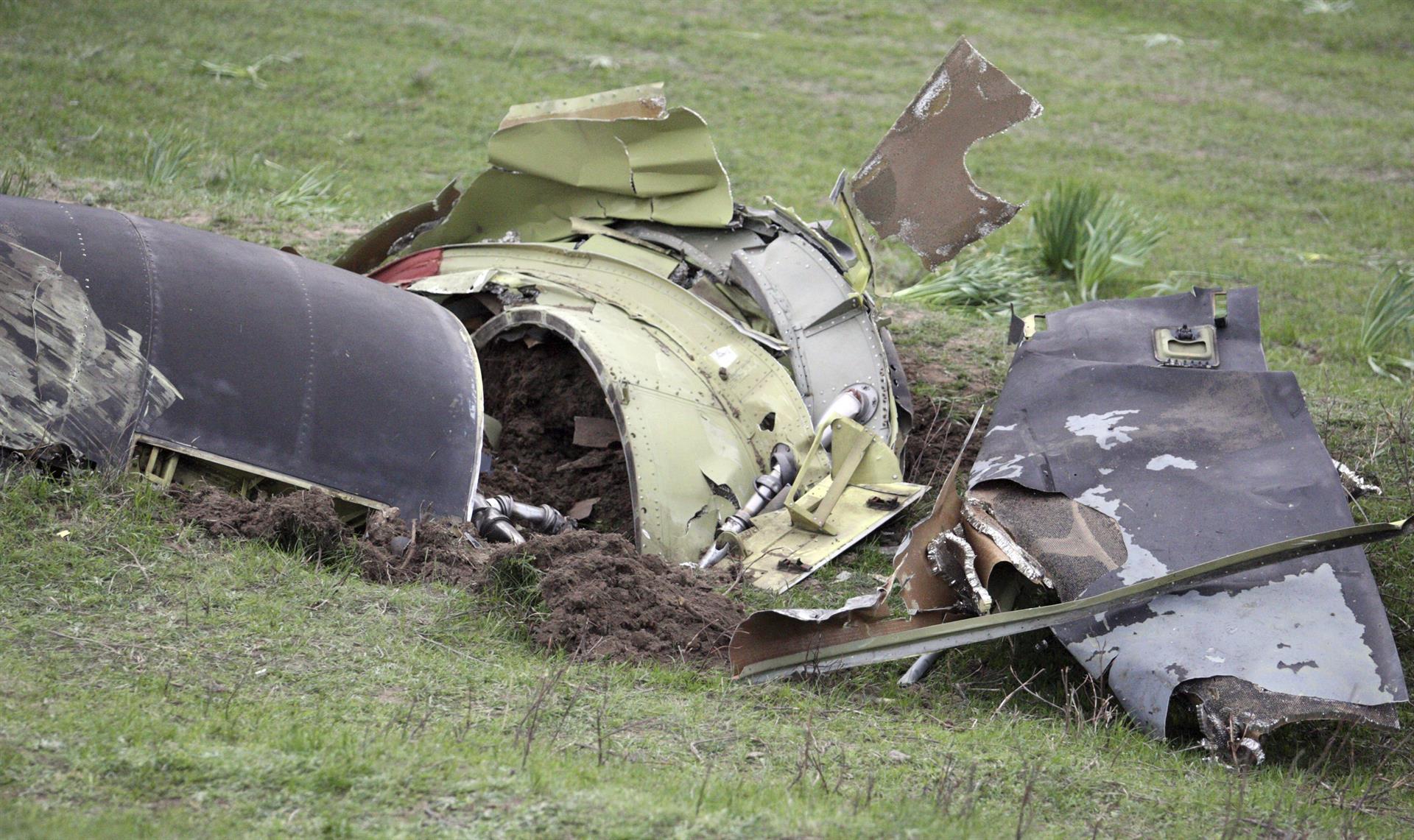 Vista general de los restos del avión militar estadounidense que tuvo un accidente. Imagen de archivo. EFE/Igor Kovalenko
