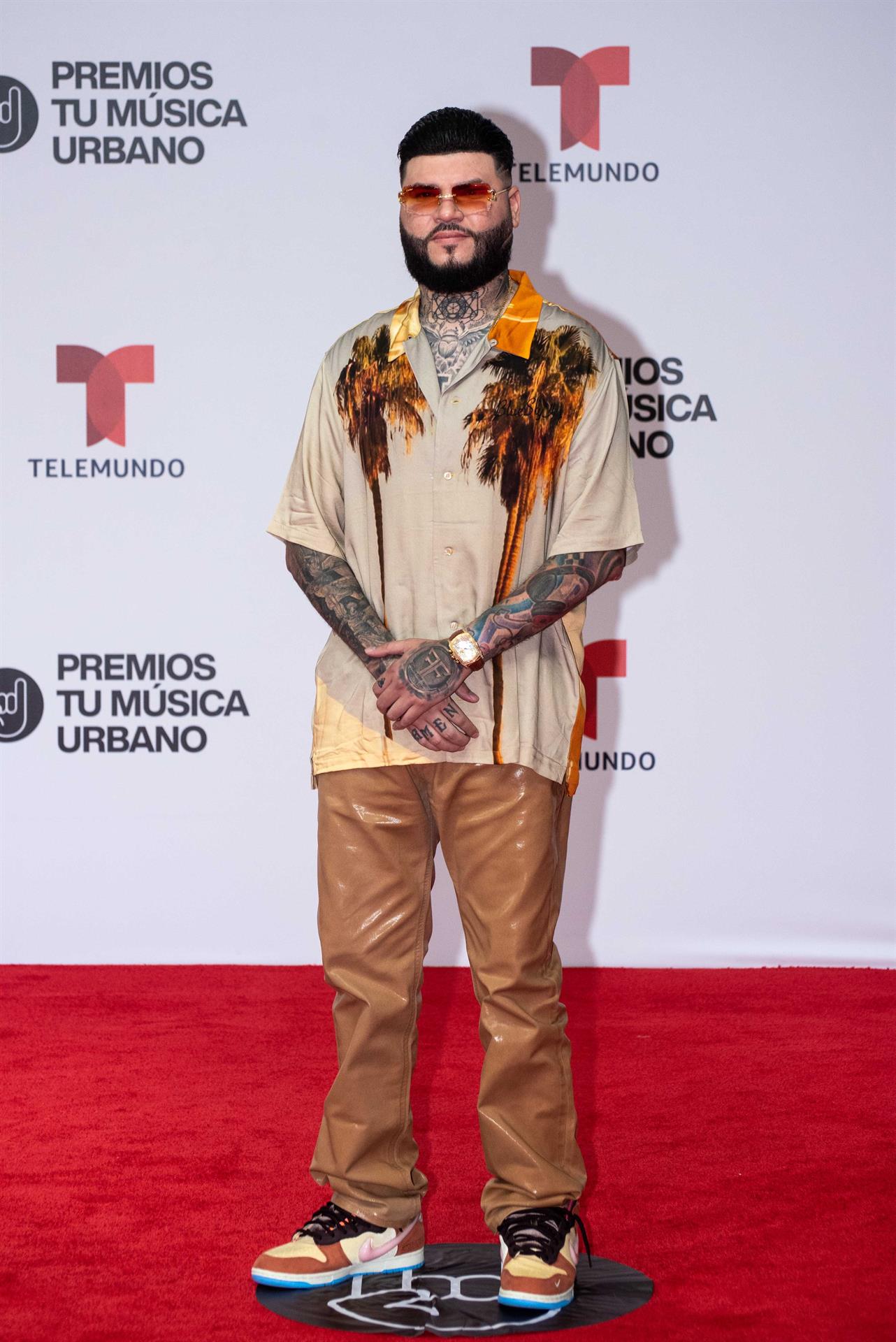 El reguetonero puertorriqueño Farruko posa hoy a su llegada a la alfombra roja de los Premios Tu Música Urbano, en el Coliseo en San Juan (Puerto Rico). EFE/Enid Salgado
