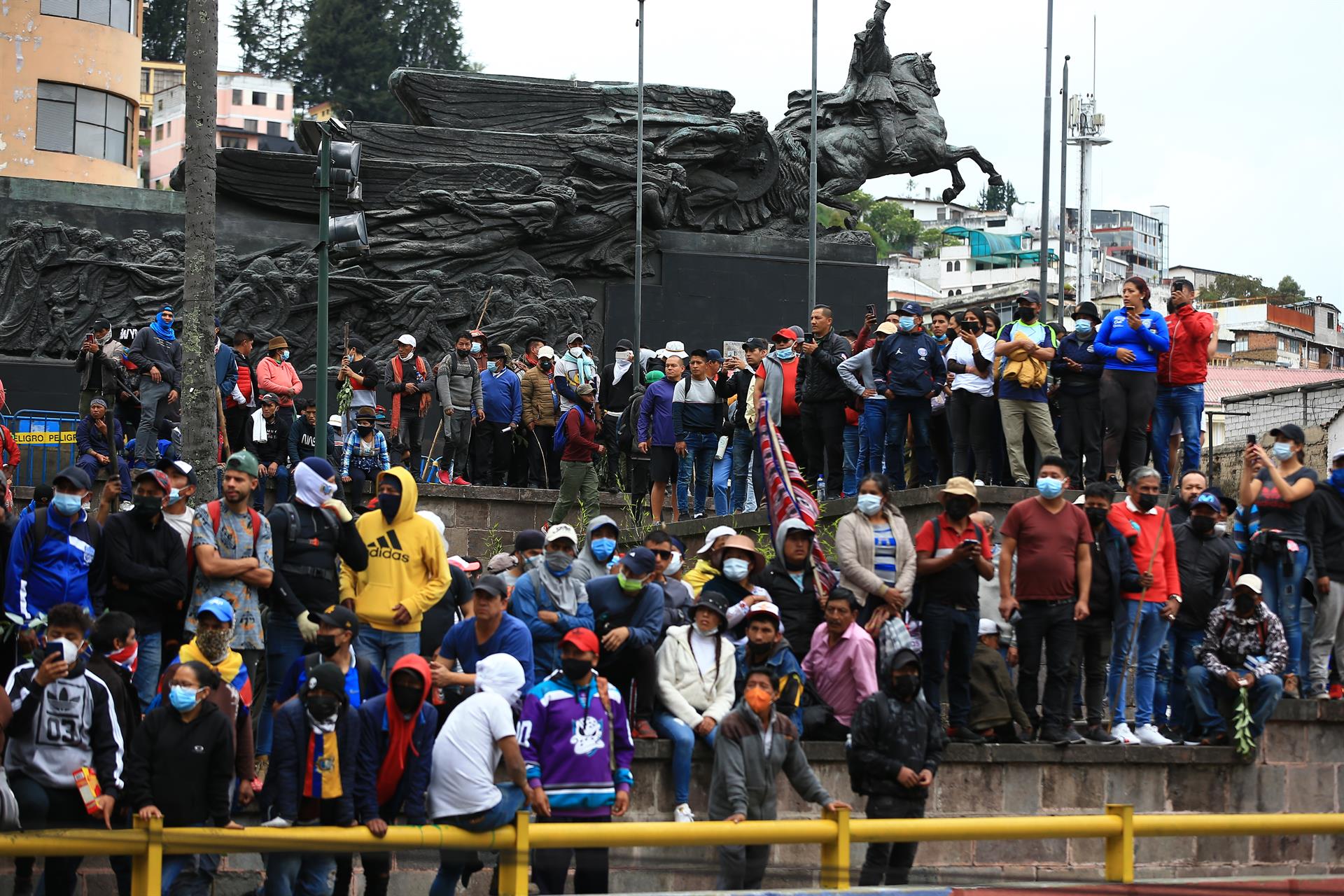 Manifestantes realizan una marcha pacífica hoy, durante el décimo día de movilizaciones indígenas, en el centro histórico de Quito (Ecuador). EFE/ José Jácome
