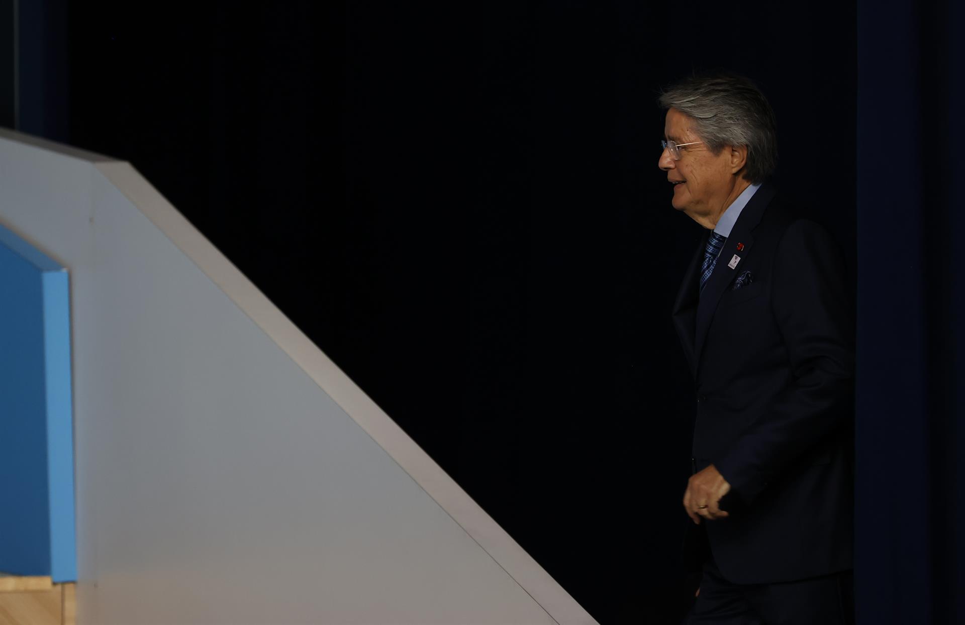 El presidente de Ecuador, Guillermo Lasso, llega para posar en la foto oficial de la novena Cumbre de las Américas hoy, en el Centro de Convenciones de Los Ángeles, California (EE.UU.). EFE/ Alberto Valdes
