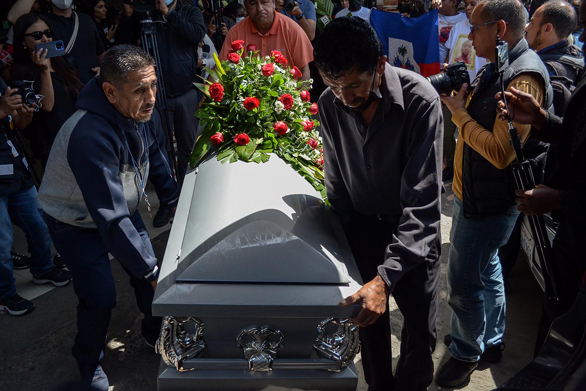 Familiares y amigos de los migrantes haitianos Jocelyn Ancelme y Calory Archange asisten al funeral hoy, en la ciudad fronteriza de Tijuana, Baja California (México). EFE/Joebeth Terriquez
