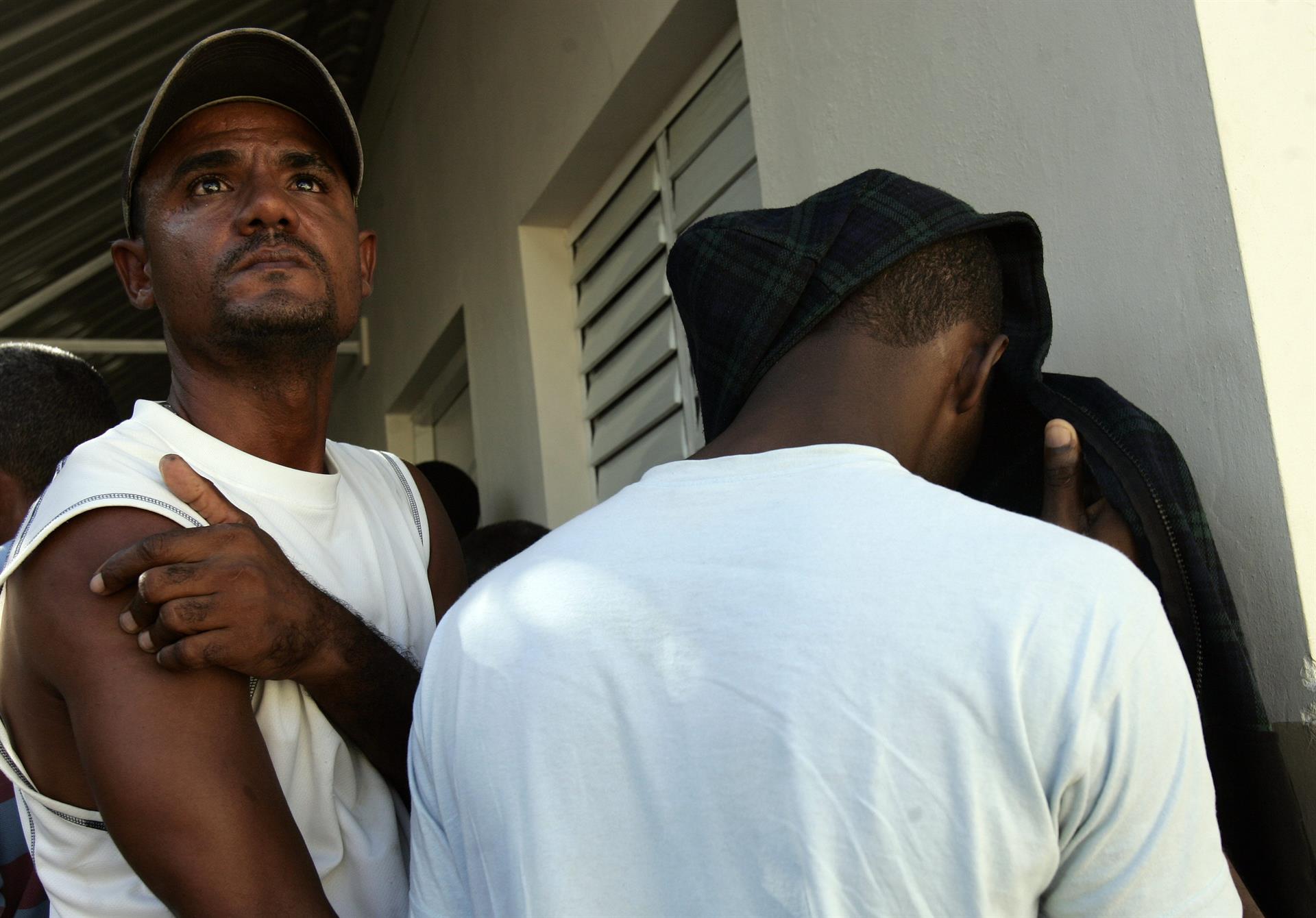La Guardia Costera estadounidense en Puerto Rico informó este martes de la repatriación de 56 migrantes de la República Dominicana que fueron interceptados en una embarcación en mal estado cerca de Puerto Rico. Imagen de archivo. EFE/Orlando Barría
