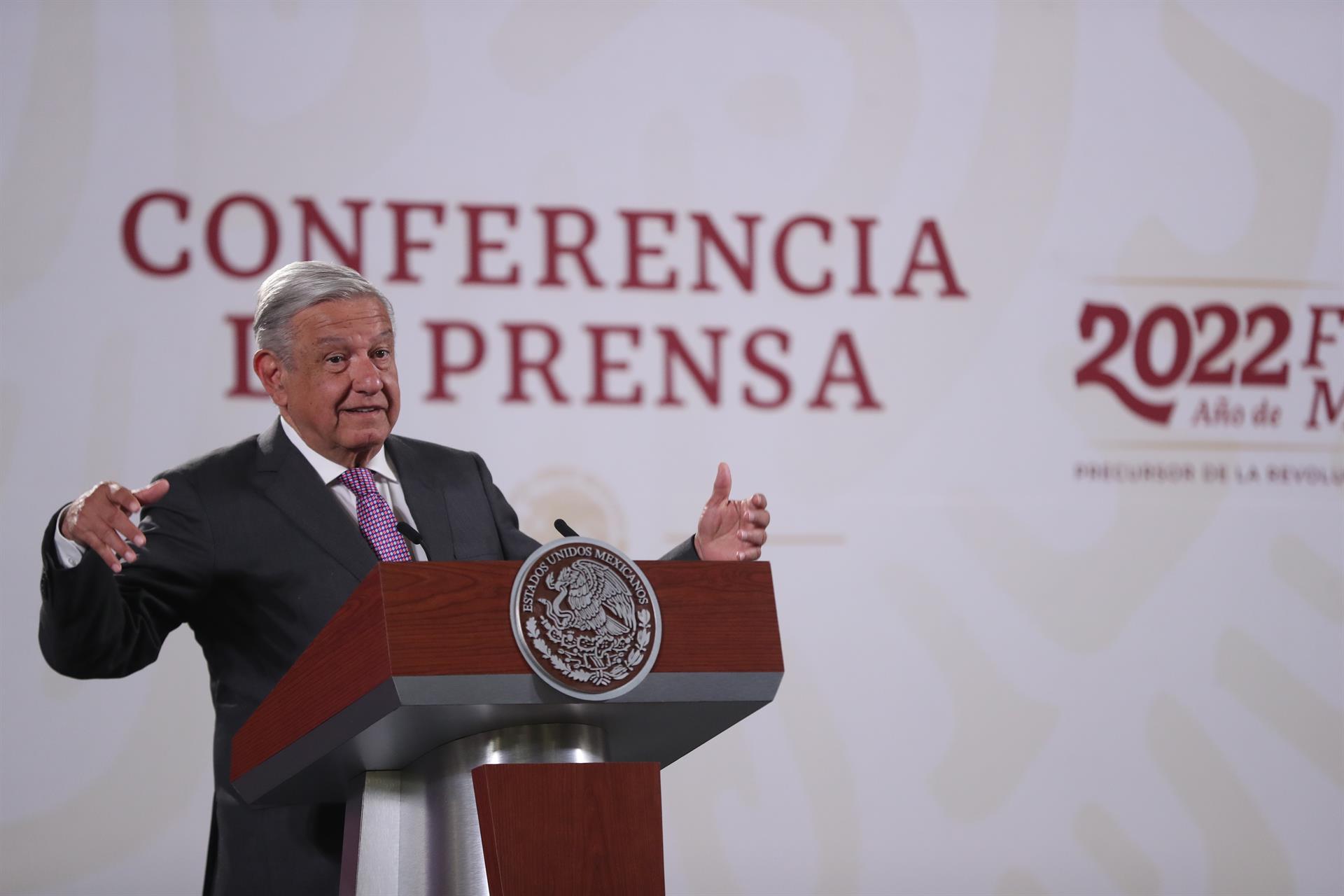 El presidente de México, Andrés Manuel López Obrador, habla durante una rueda de prensa hoy, en el Palacio Nacional de Ciudad de México (México). EFE/ Sáshenka Gutiérrez
