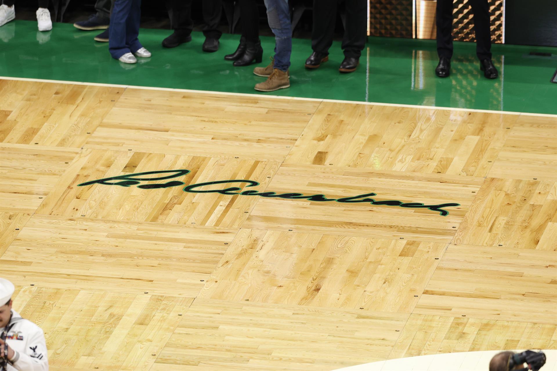 La firma de Red Auerbach, mientras los fanáticos de los Celtics de Boston llegan al TD Garden, antes del juego 3 de las finales de la NBA, este 8 de junio de 2022. EFE/EPA/Amanda Sagba
