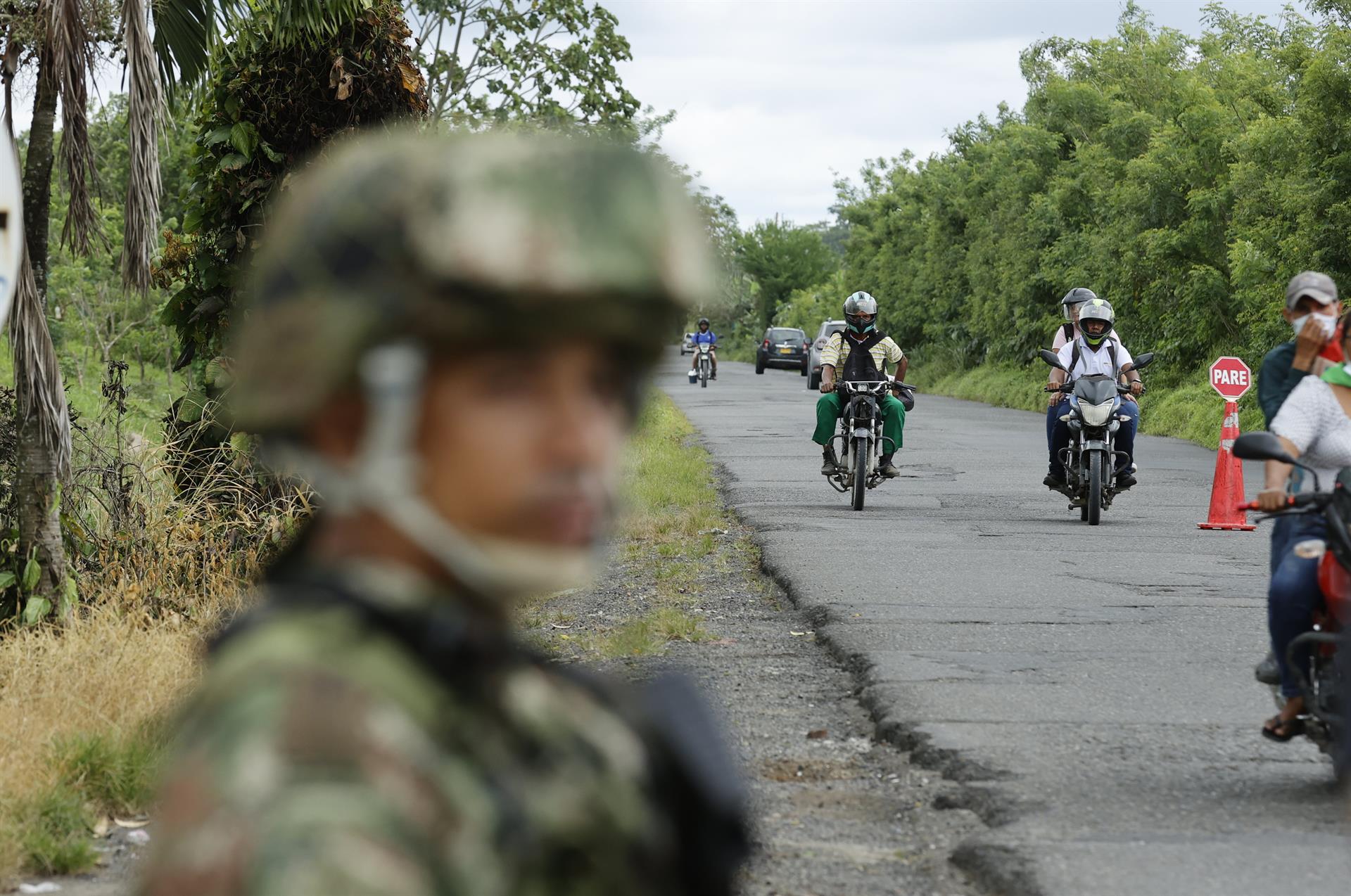 Soldados vigilan una carretera en Carepa, Antioquia (Colombia). Imagen de archivoEFE/ Mauricio Dueñas Castañeda
