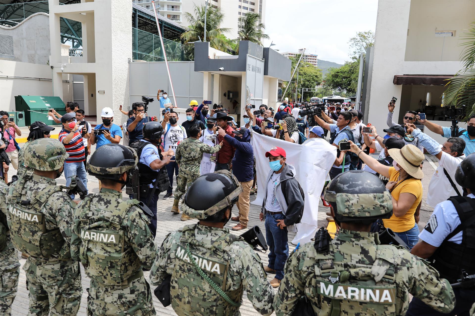 Padres de los 43 estudiantes de Ayotzinapa desaparecidos desde 2014 en el estado de Guerrero protestan hoy en instalaciones de la Marina mexicana, en Acapulco (México). EFE/ David Guzmán
