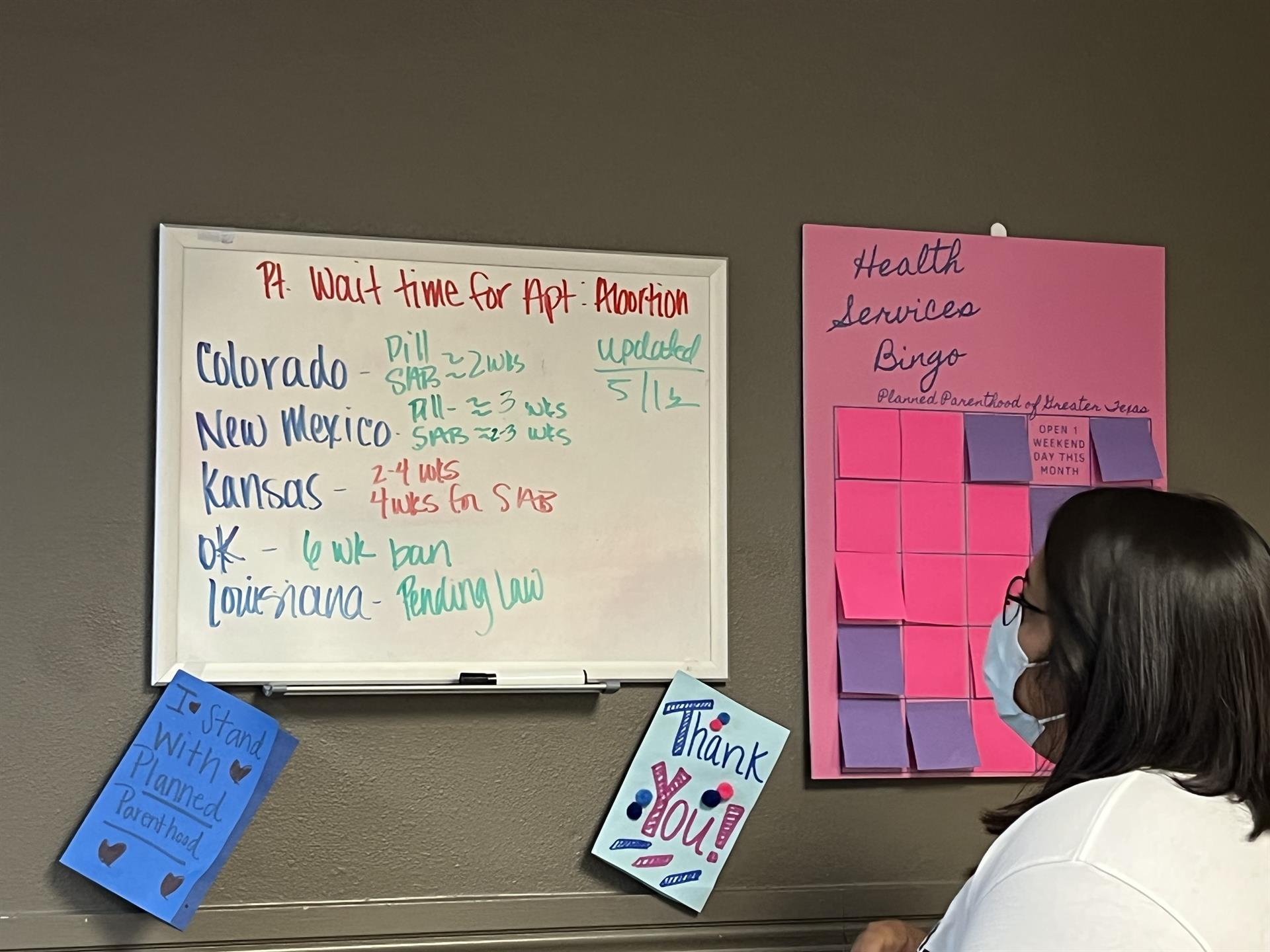 Miranda Aguirre, directora del centro de salud de la organización Planned Parenthood, observa una pizarra blanca que muestra los tiempos de espera para abortar en clínicas fuera de Texas, el 24 de mayo de 2022, en El Paso, Texas (EE.UU). EFE/ Lucía Leal
