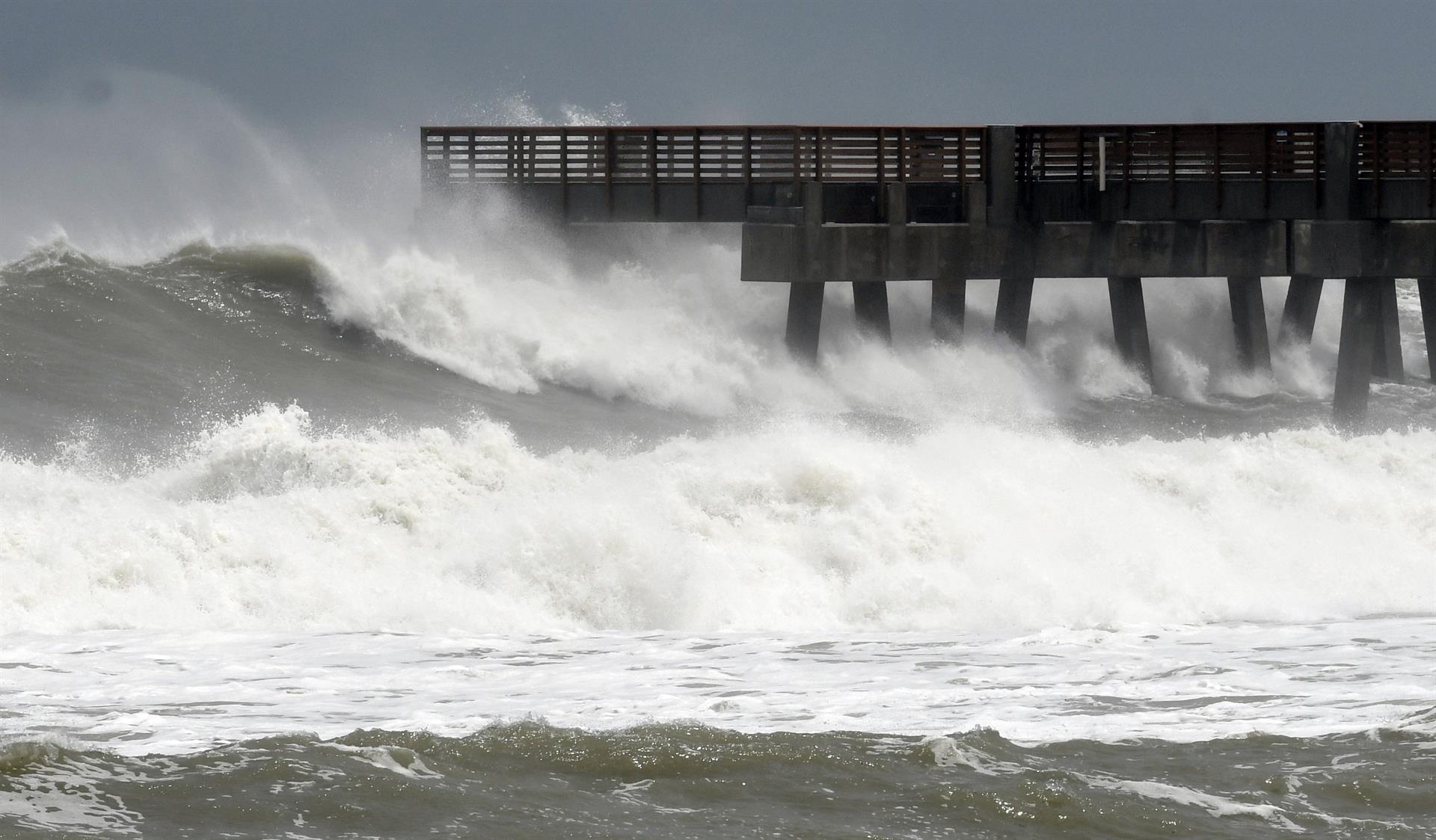 El muelle del paseo marítimo de Juno Beach, Florida (Estados Unidos), es golpeado por fuertes olas. Imagen de archivo. EFE/ Jim Rassol
