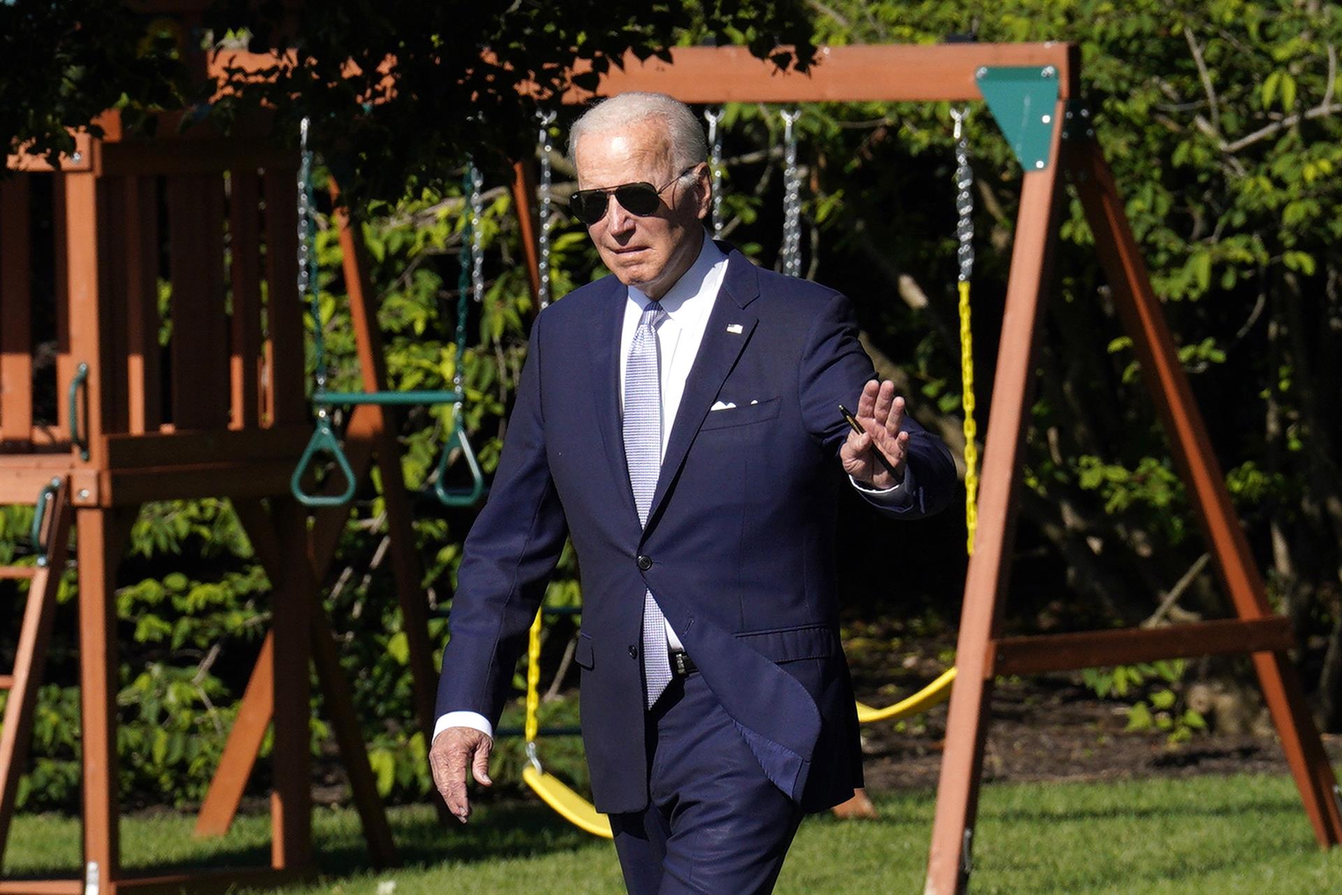 El presidente de Estados Unidos, Joe Biden, camina por el Jardín Sur de la Casa Blanca mientras parte para asistir a la cumbre del G7, en Washington (EE.UU.), este 25 de junio de 2022. EFE/EPA/Yuri Gripas/Pool
