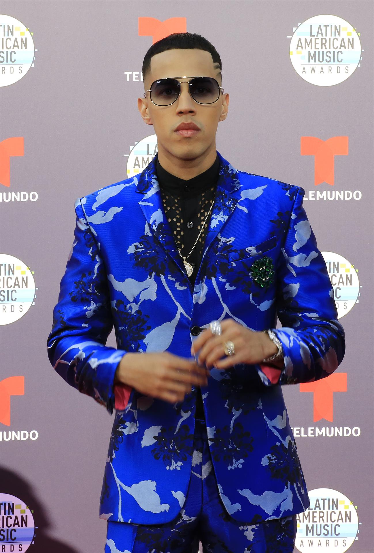 Fotografía de archivo fechada el 25 de octubre de 2018 que muestra al cantante puertorriqueño Brytiago mientras posa en la alfombra roja de la cuarta edición de los Latin American Music Awards (Latin AMAs), en el Teatro Dolby de Hollywood, Los Ángeles (EE.UU.). EFE/David Amador Rivera
