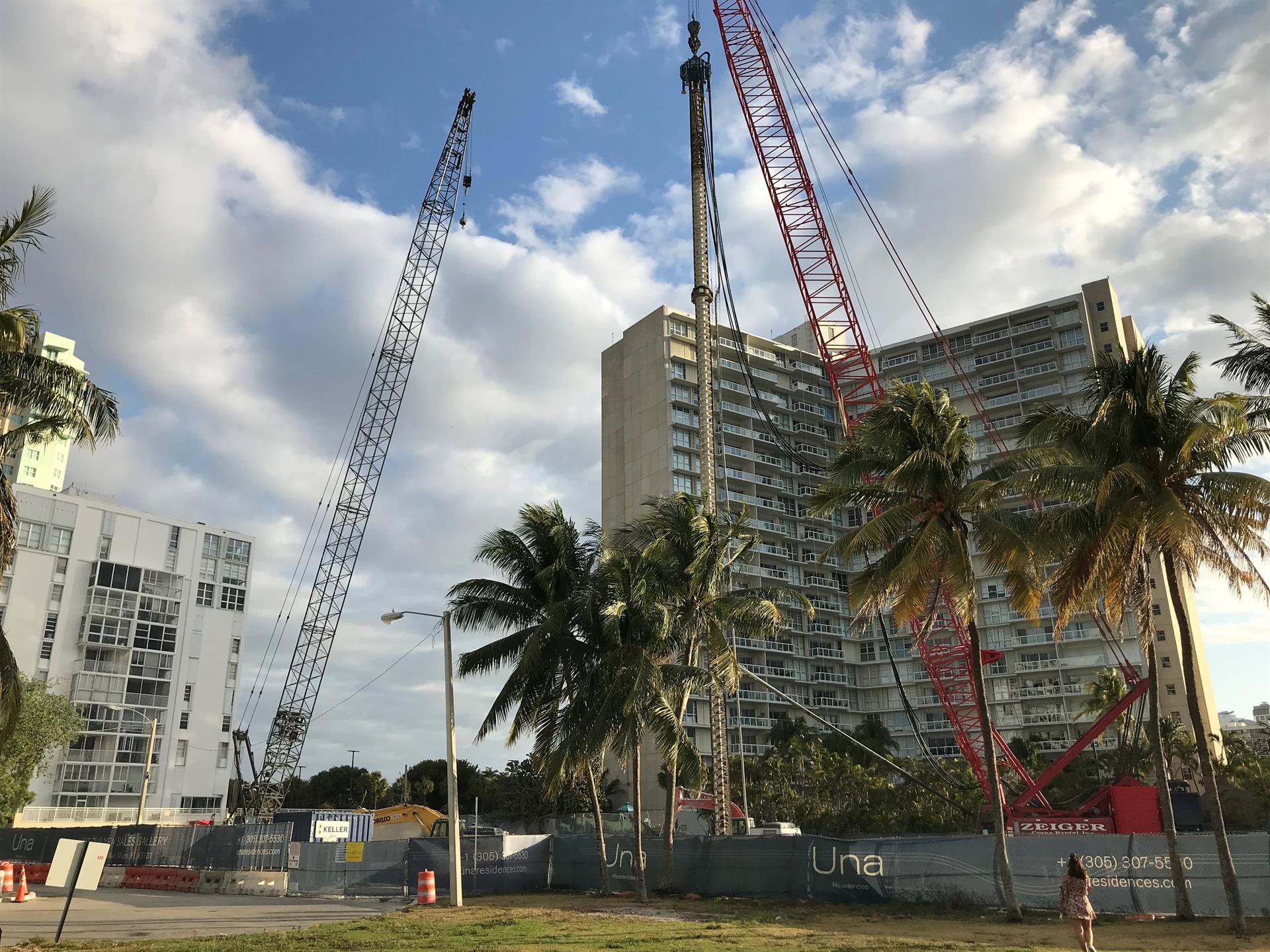 Fotografía de archivo de un edificio en construcción en el barrio de Bickell en Miami (EEUU). EFE/ Ana Mengotti
