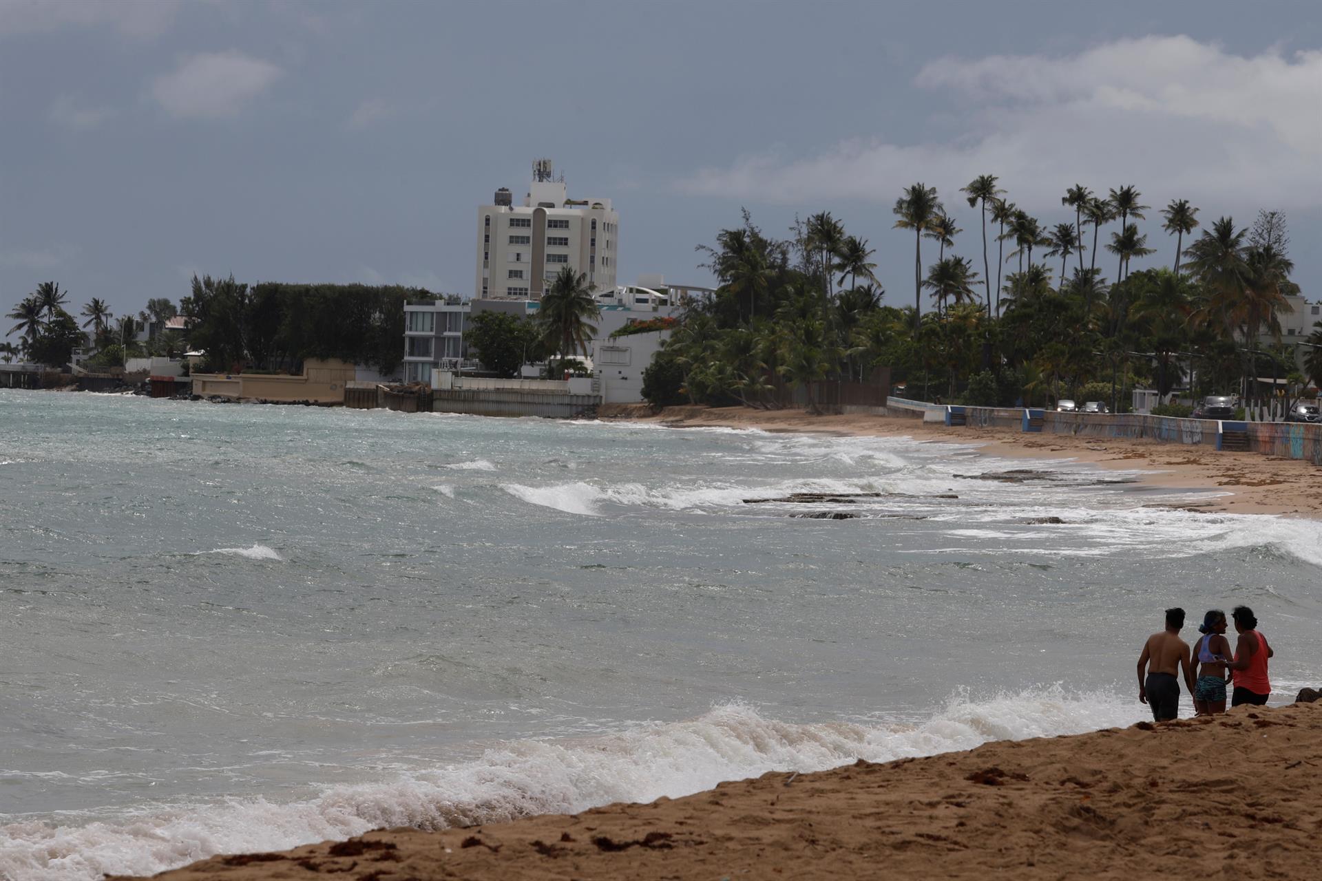 Varias personas acuden a la playa en San Juan (Puerto Rico). Imagen de archivo EFE/ Thais Llorca
