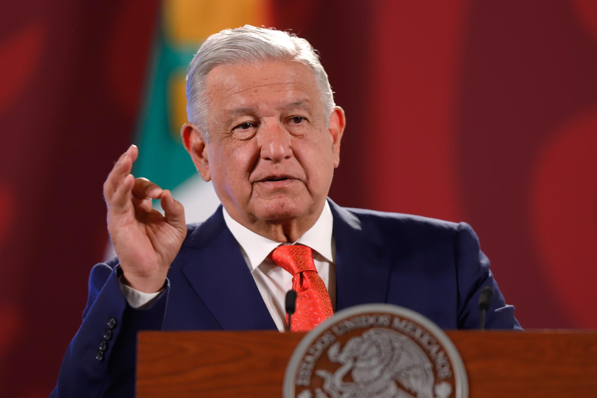 El presidente mexicano, Andrés Manuel López Obrador, habla durante su rueda de prensa diaria, hoy, en el Palacio Nacional de la Ciudad de México (México). EFE/ Isaac Esquivel

